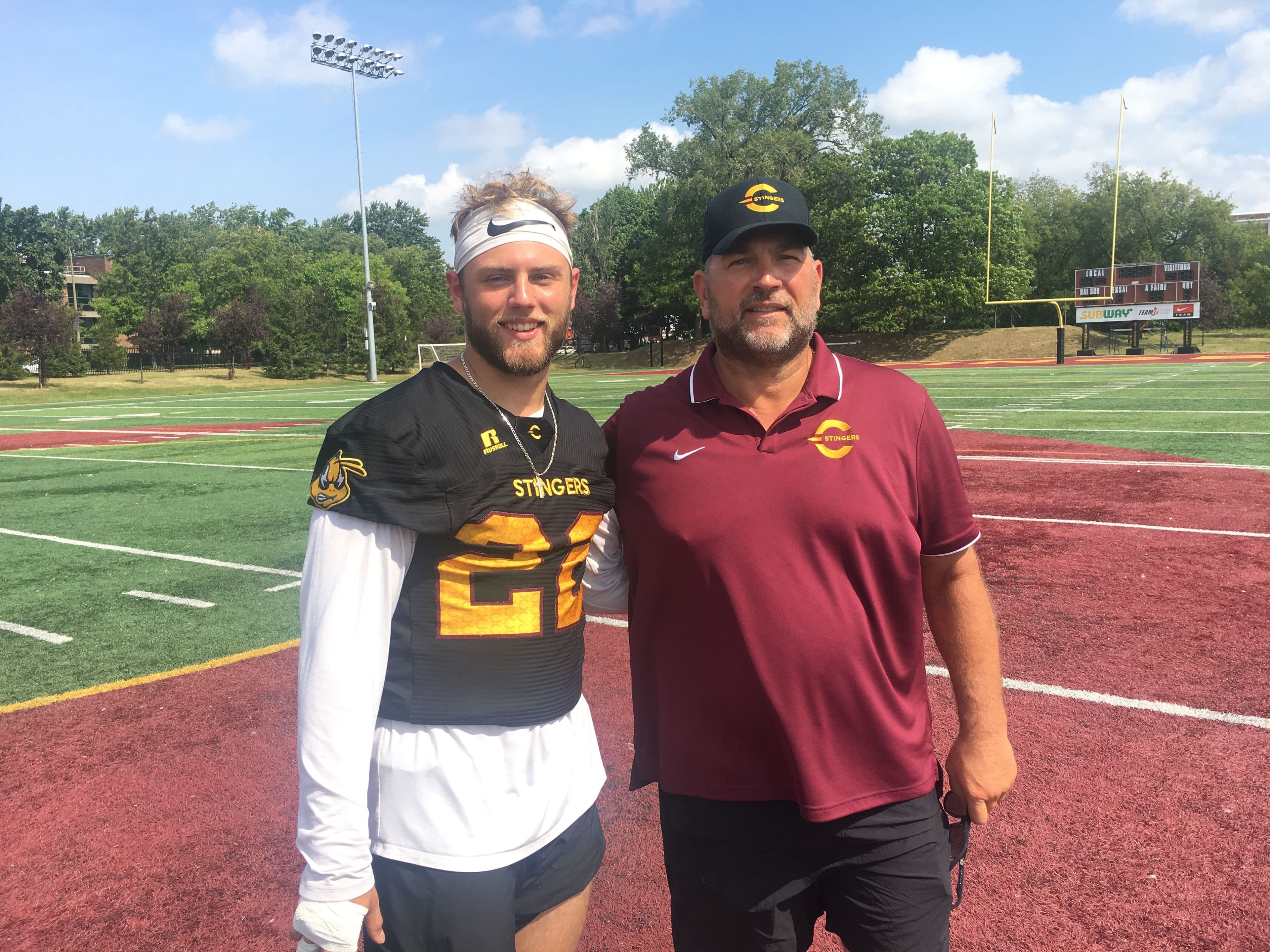 Zachary Philion avec son père Ed Philion arpès une pratique des Stingers.