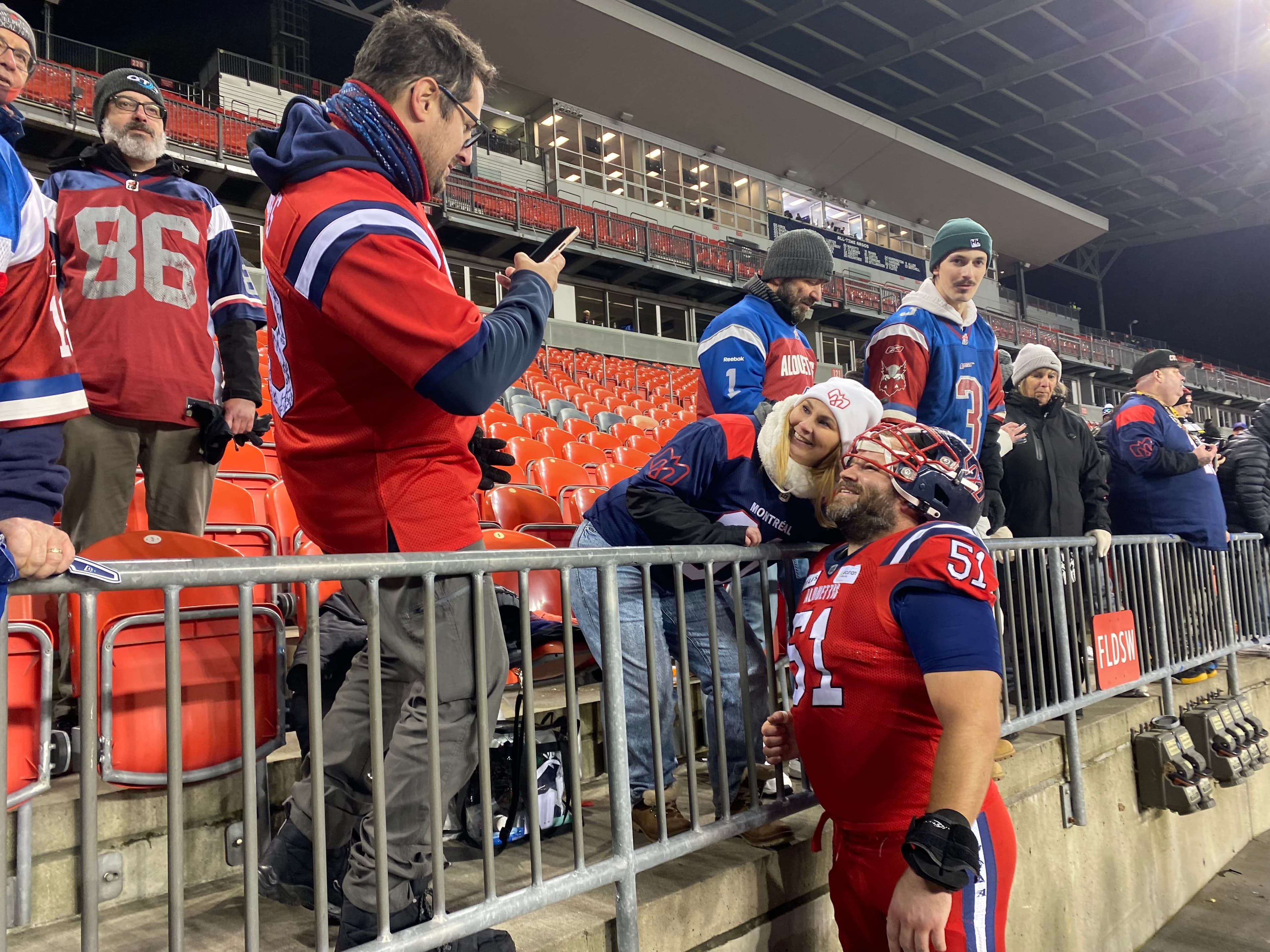 Le Québécois Kristian Matte a fait plaisir à plusieurs partisans des Alouettes ayant fait le voyage jusqu'à Toronto pour assister à la victoire du club montréalais contre les Argonauts, le samedi 11 novembre 2023, lors de la finale de l'Est de la Ligue canadienne de football.