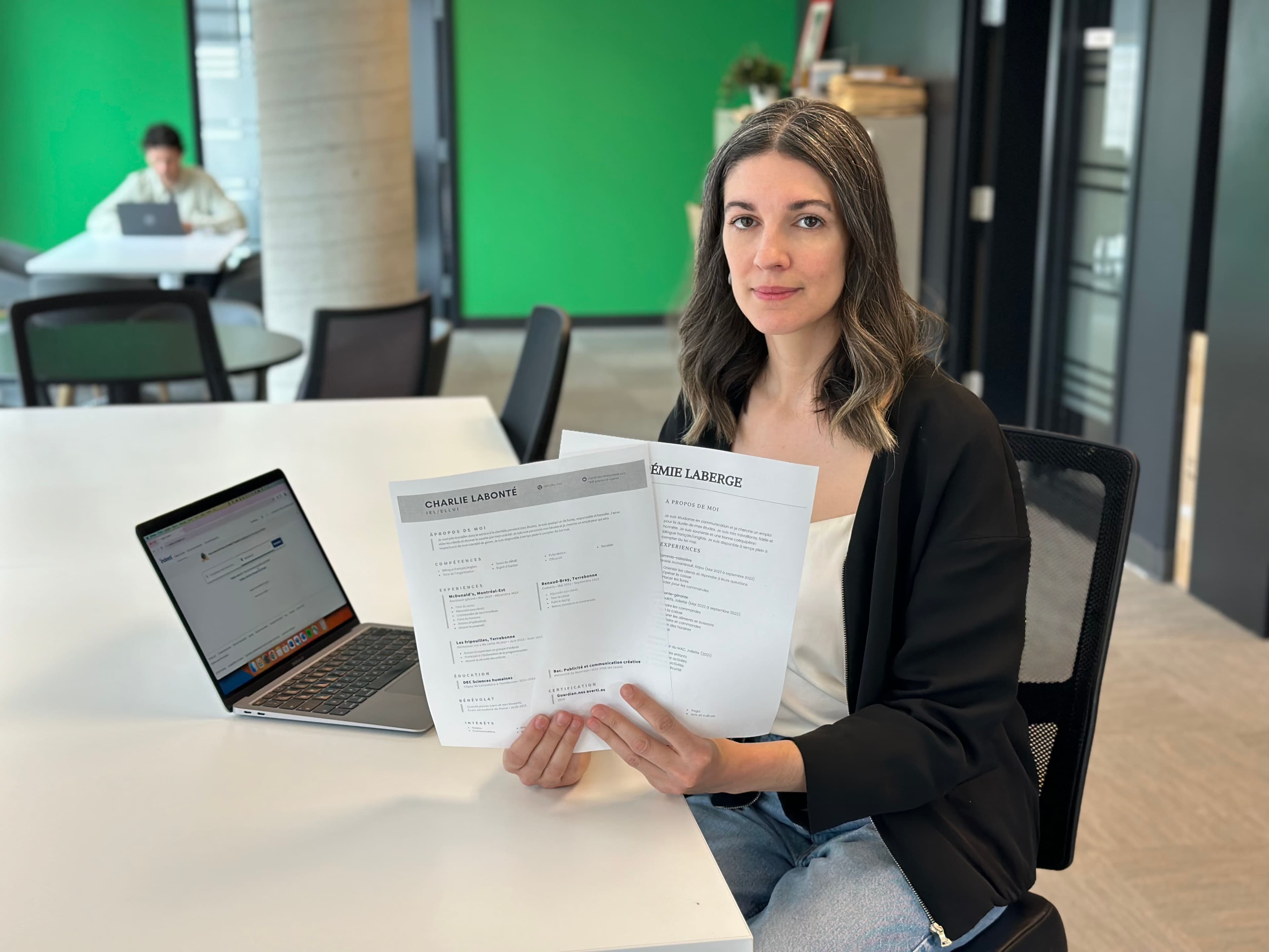 Notre reporter Élizabeth Ménard a créé deux faux CV quasi identiques.