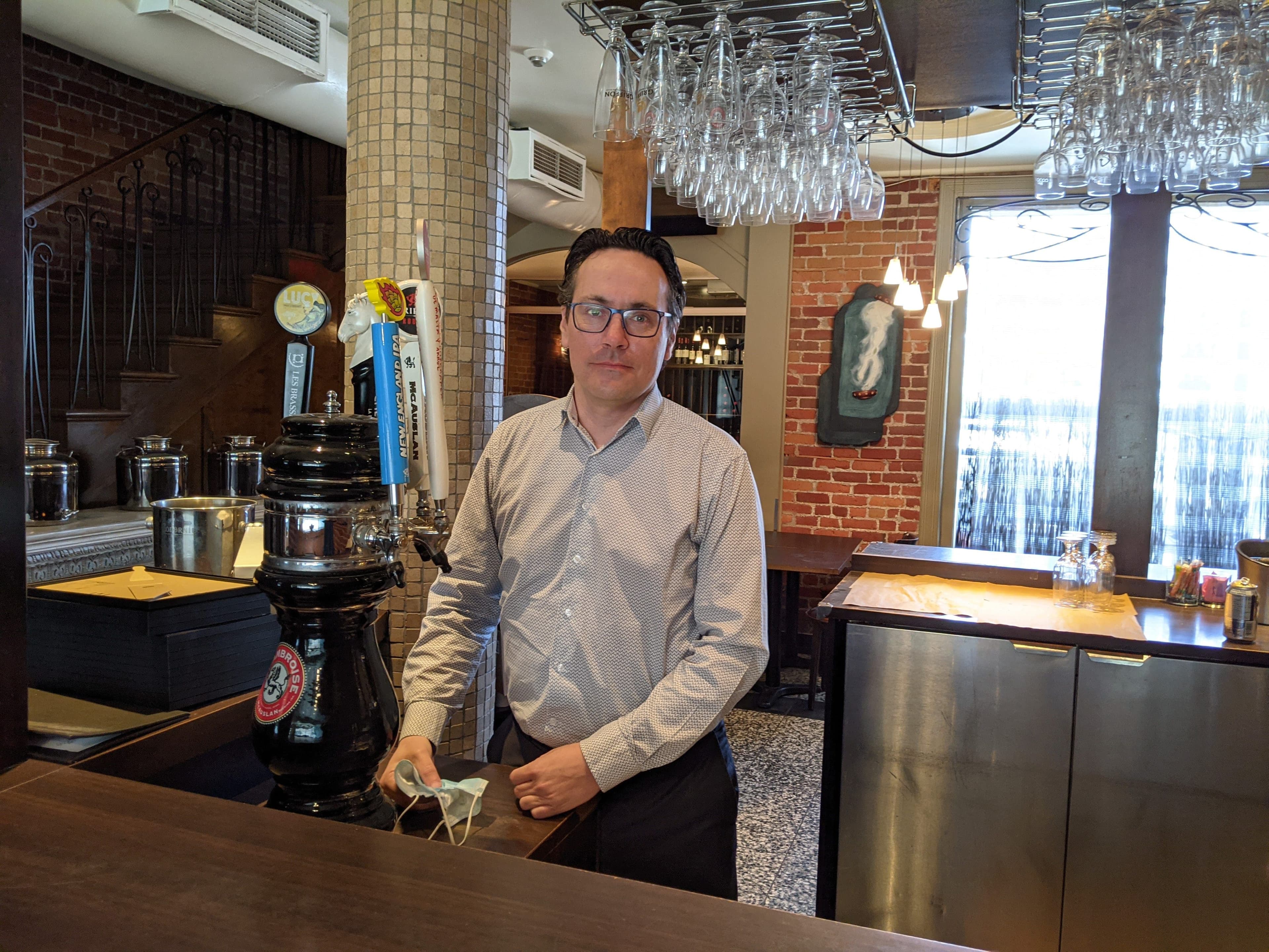 Adresse bien connue du quartier Montcalm, le Café Sirocco est tristement plongé dans le noir depuis 20 mois et on ignore s’il renaîtra un jour. Ianny Xénopoulos, copropriétaire.