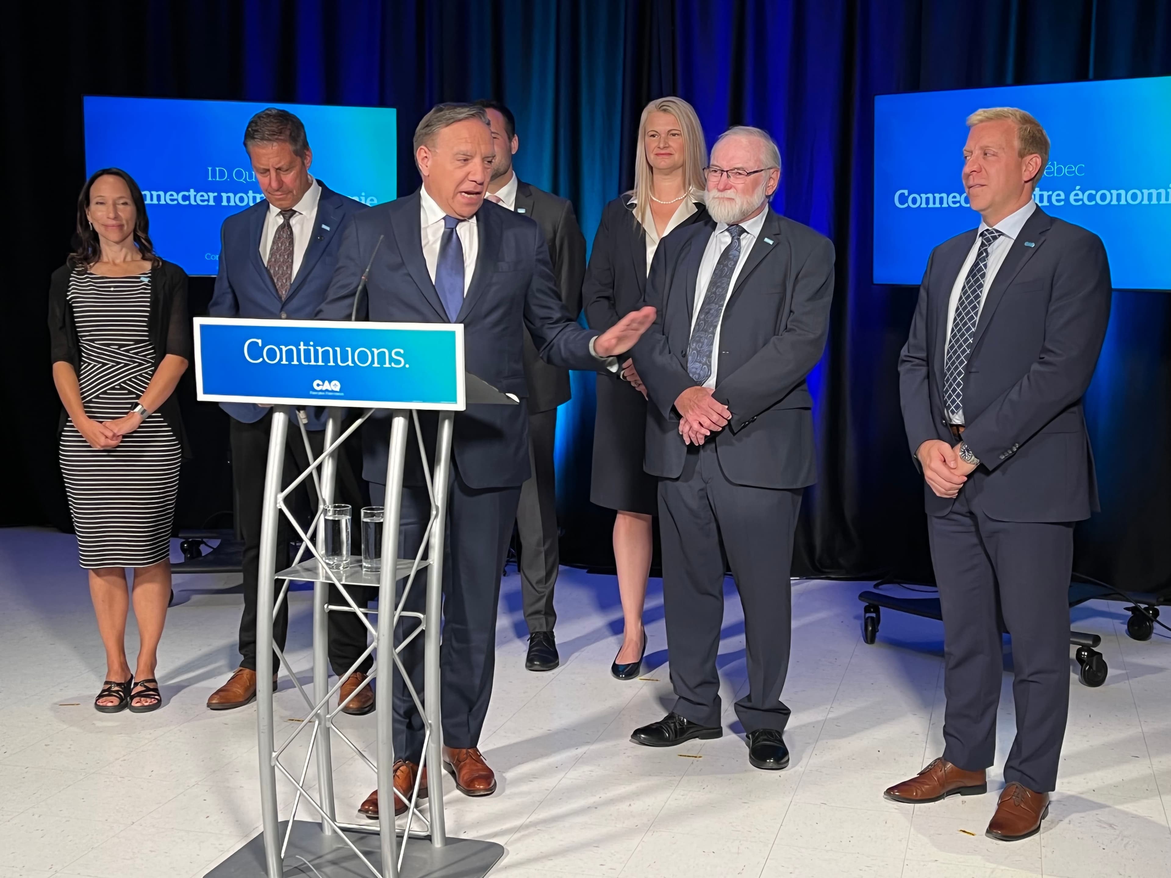 François Legault était de passage, lundi, dans la municipalité de La Pêche, en Outaouais, avec l’ensemble de ses candidats de la région et son candidat et député sortant dans Orford, Gilles Bélanger, qui était chargé du dossier du branchement à l’internet haute vitesse dans le dernier mandat.
