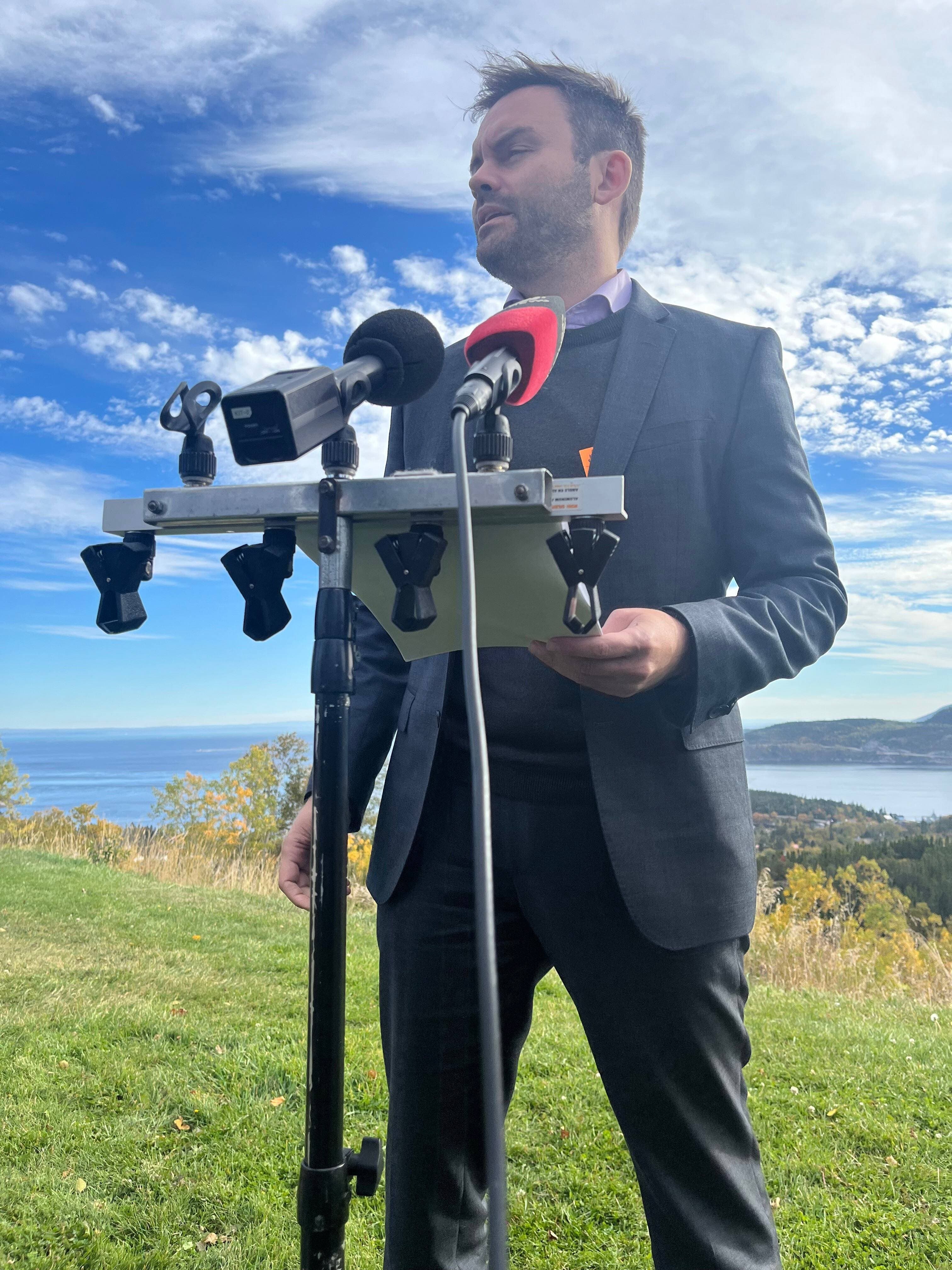 Paul St-Pierre Plamondon s'est arrêté à Tadoussac aujourd'hui, le vendredi 30 septembre. Il a annoncé qui excluait deux candidats de sa formation politique.