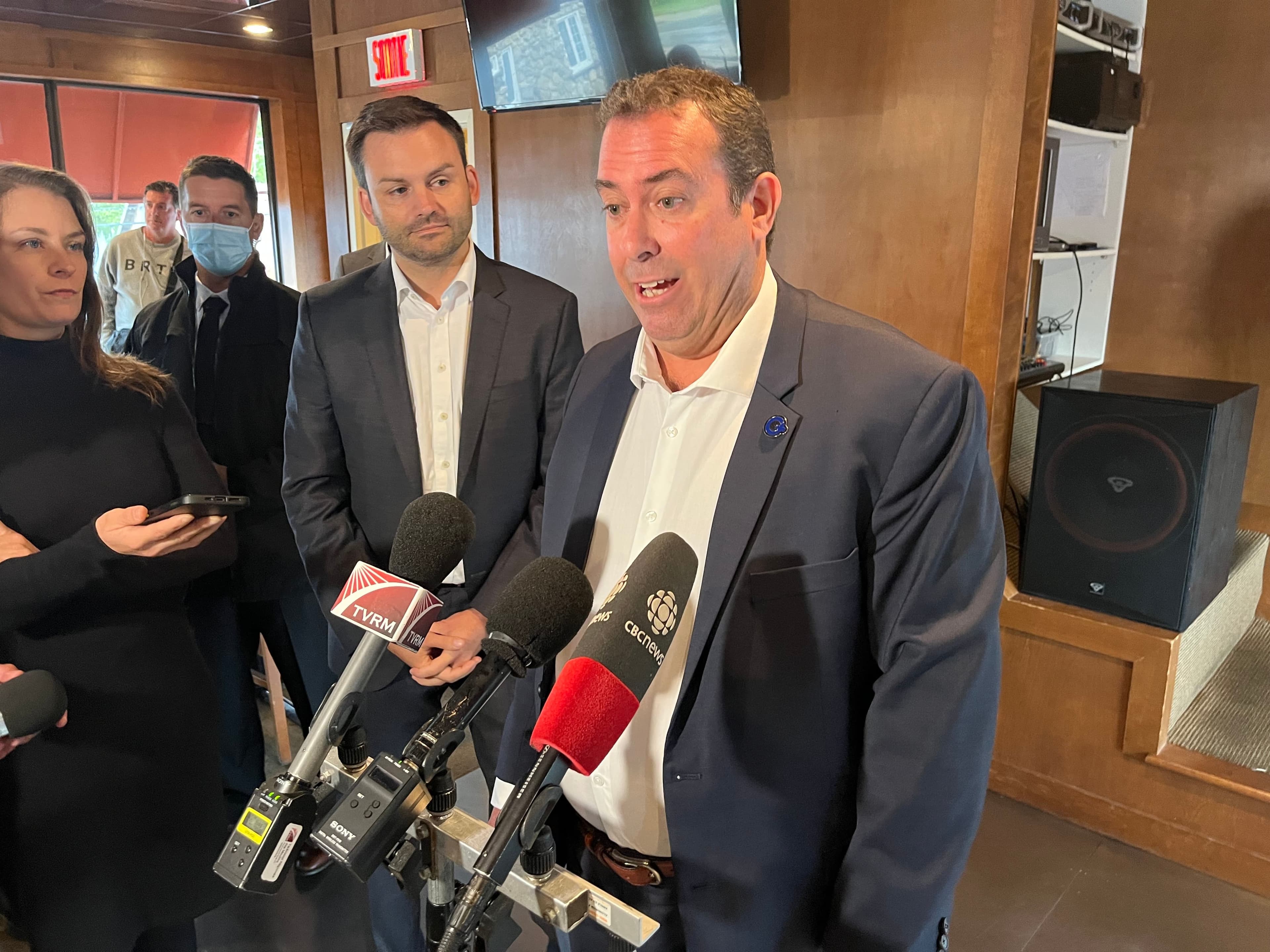 Paul St-Pierre Plamondon a retrouvé son candidat dans la circonscription de Masson, Stéphane Handfield, mardi matin. Un bénévole du candidat a admis qu'il avait volé des dépliants de la CAQ dans les boîtes aux lettres. M. Handfield s'est excusé au nom du bénévole qui a été exclu.