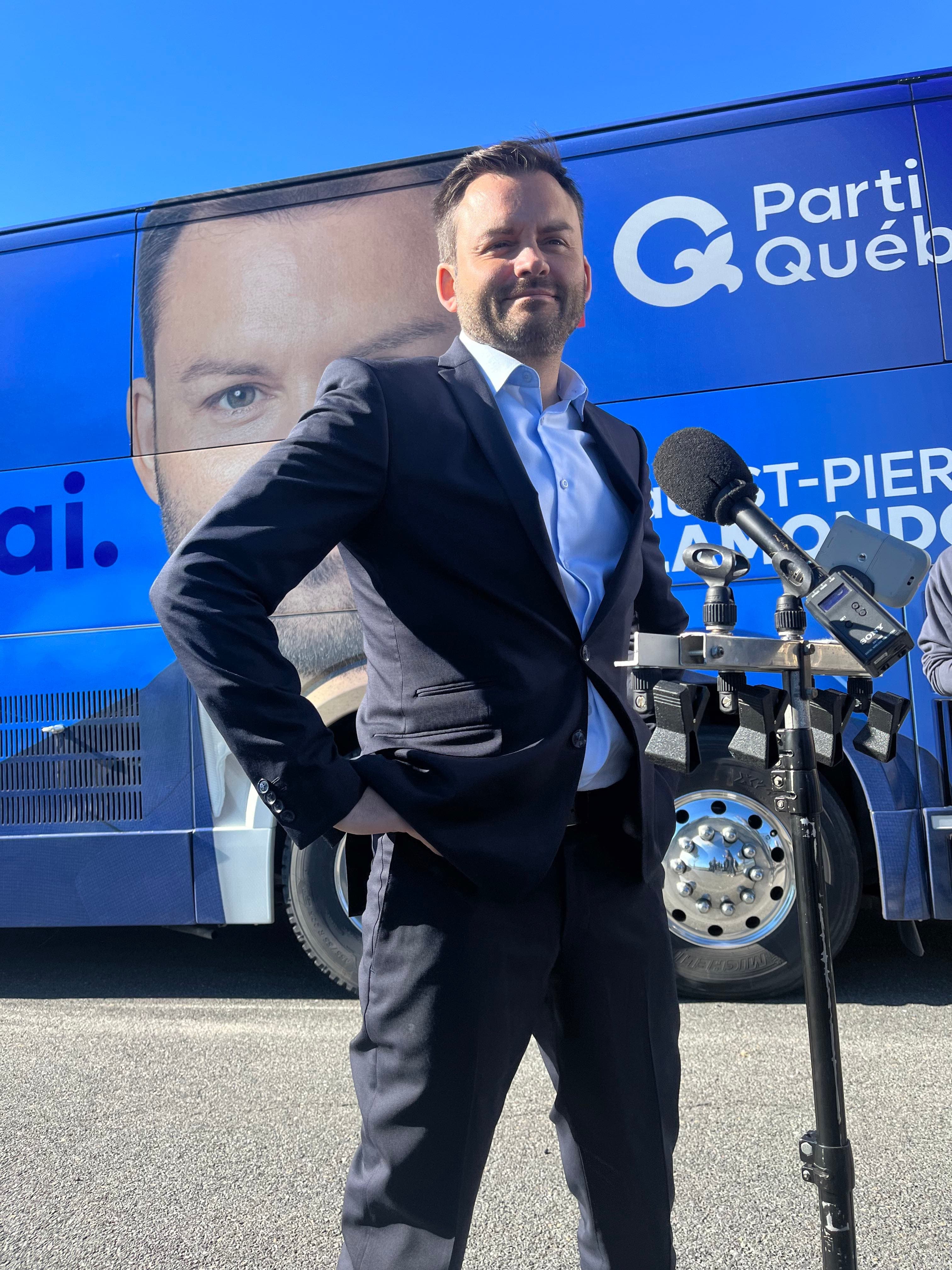 Le chef du Parti Québécois, Paul St-Pierre-Plamondon a fait une première apparition publique depuis qu'il a dû suspendre sa campagne en raison de symptômes grippaux.