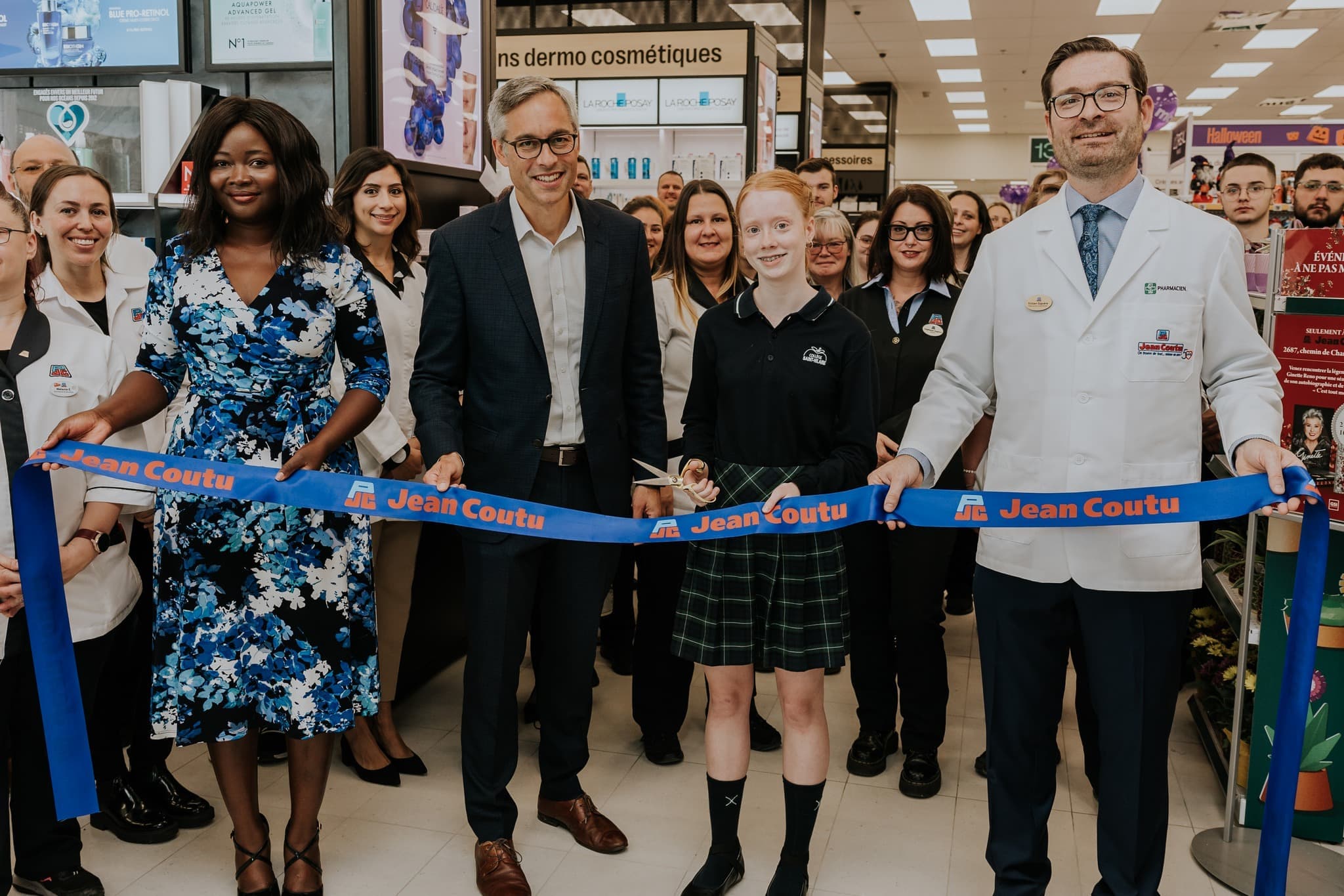 Jean-Michel Coutu (à gauche) et Tristan Giguère lors d’un événement tenu dans leur pharmacie de Longueuil, en 2023