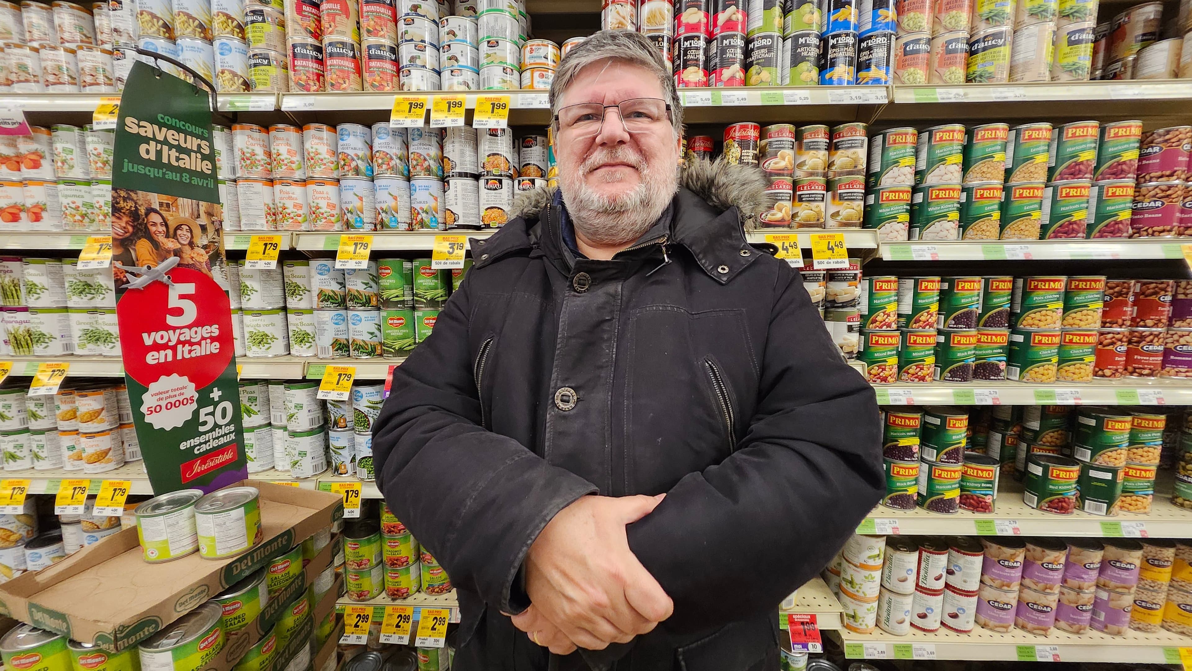 Joël Harbour, 60 ans, aperçu vendredi dans l’allée des conserves d’un Metro de la Rive‑Sud, y scrutait les rayons en habitué du supermarché, fidèle aux produits d’ici.