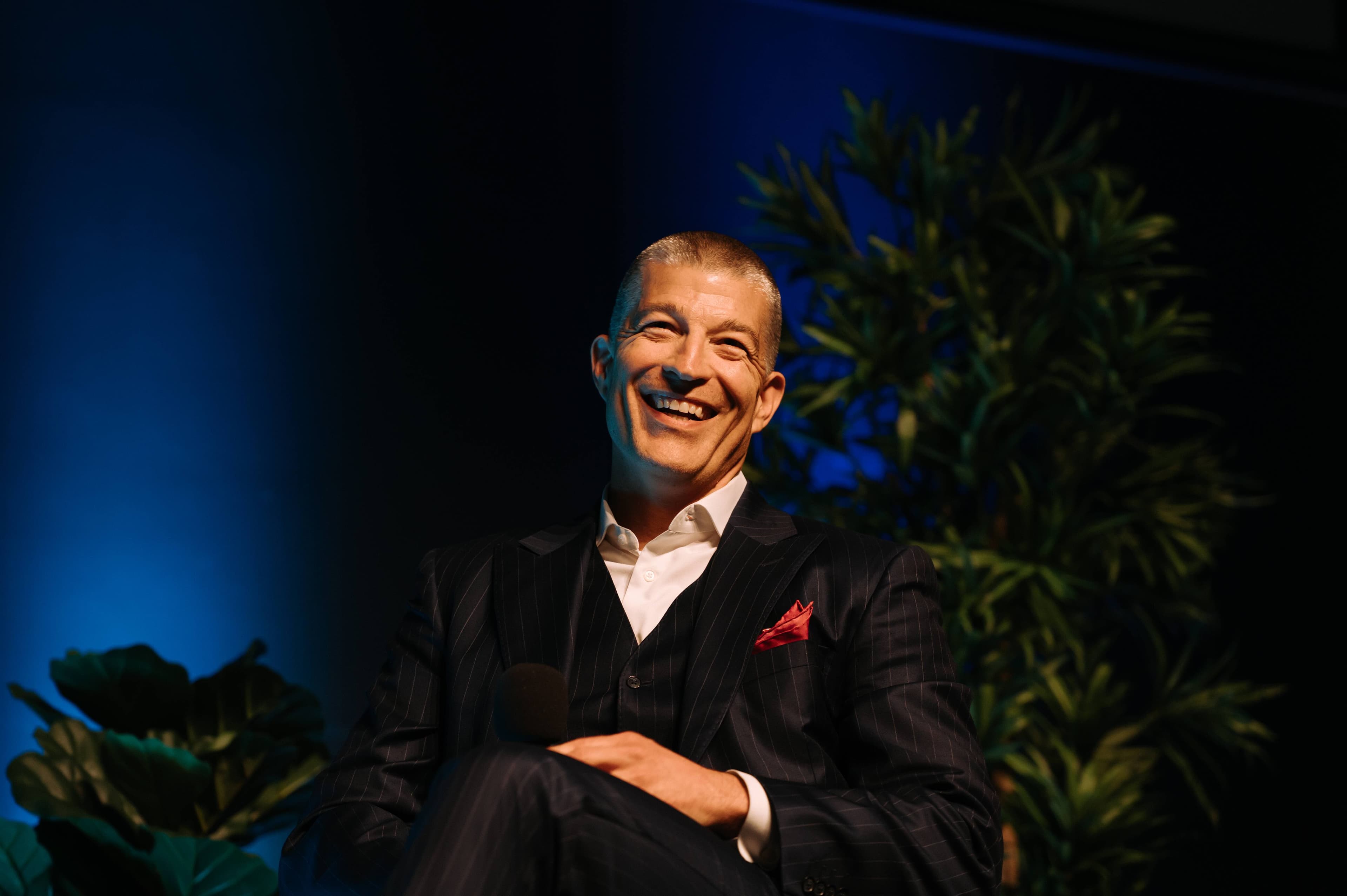 Le directeur général du Lightning de Tampa Bay, Julien BriseBois, a visité des étudiants et des gens impliqués dans le domaine sportif le 8 avril 2026, à Montréal, à l’occasion d’une rencontre organisée par le Pôle sports HEC Montréal.