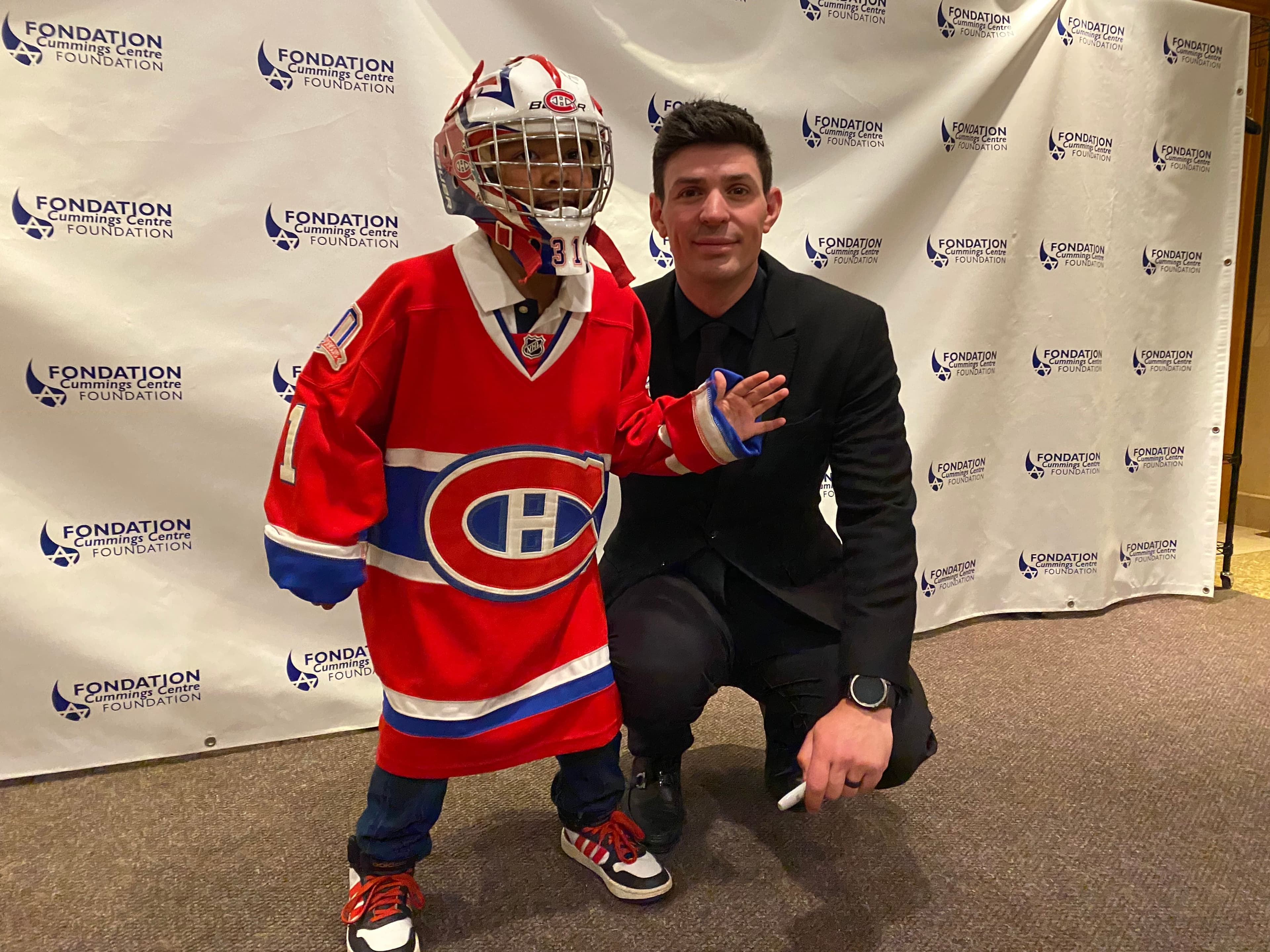 L’ancien gardien du Canadien Carey Price pose en compagnie du jeune partisan Keanu McArdle ce dimanche 25 mai 2025, à Montréal, lors de l’événement annuel Sports Celebrity.