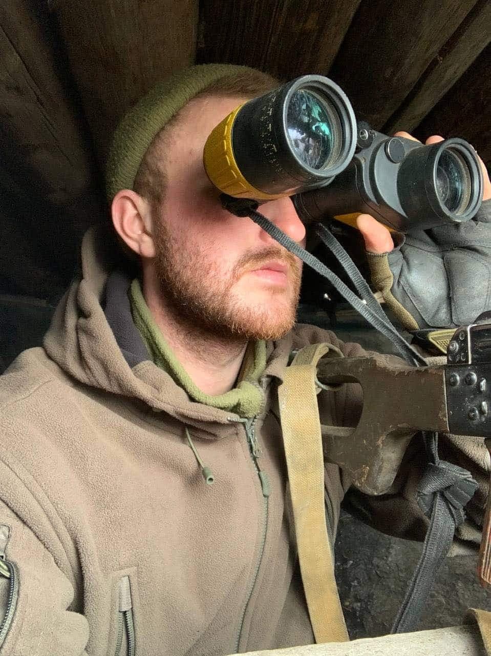 Le blogueur gai Alex travaillait dans une entreprise informatique avant l'invasion. Il s’engage désormais quotidiennement dans des opérations de sabotage des équipements russes.
