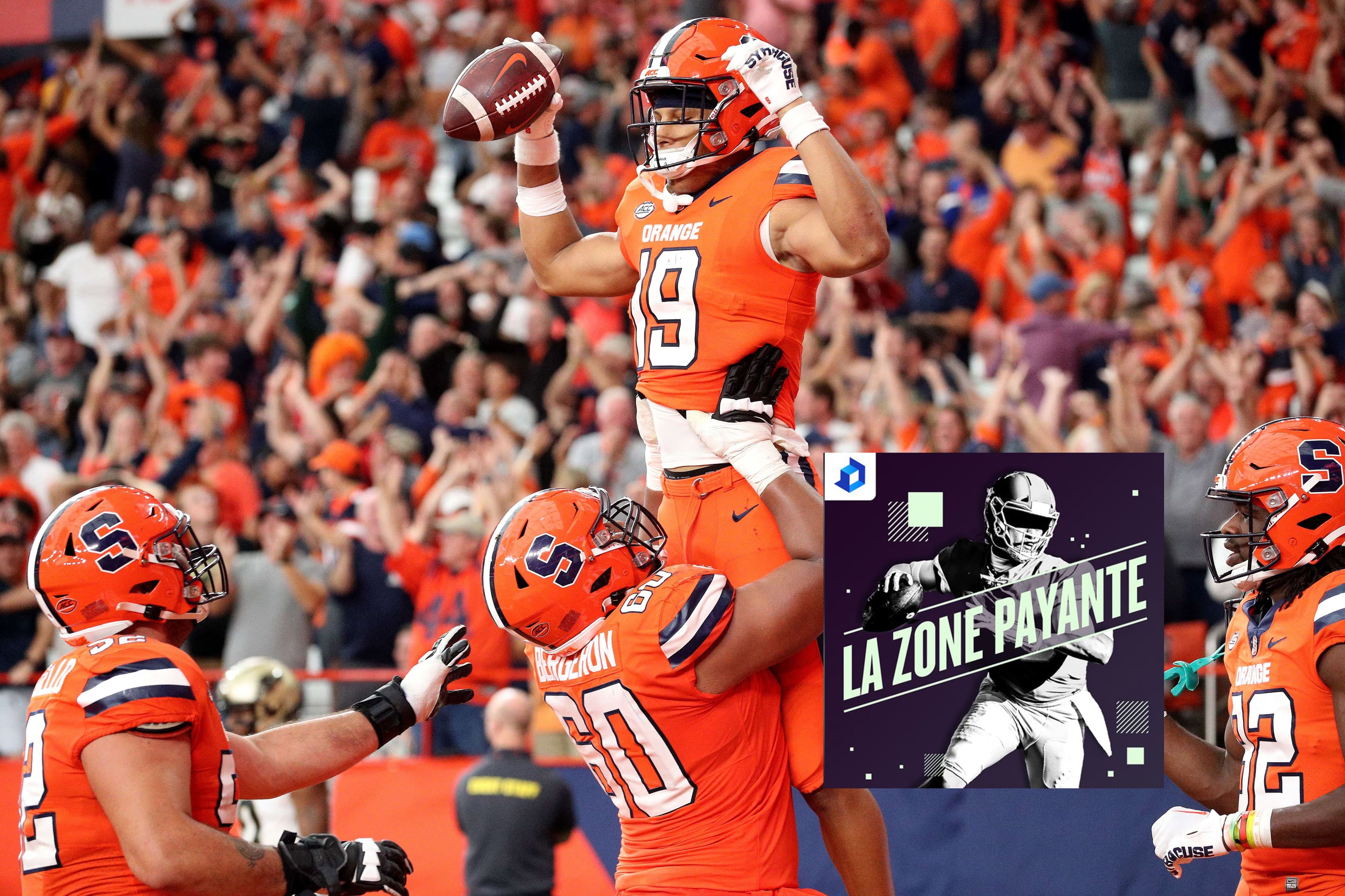 Matthew Bergeron soulève son coéquipier de l'Université Syracuse, Oronde Gadsden.