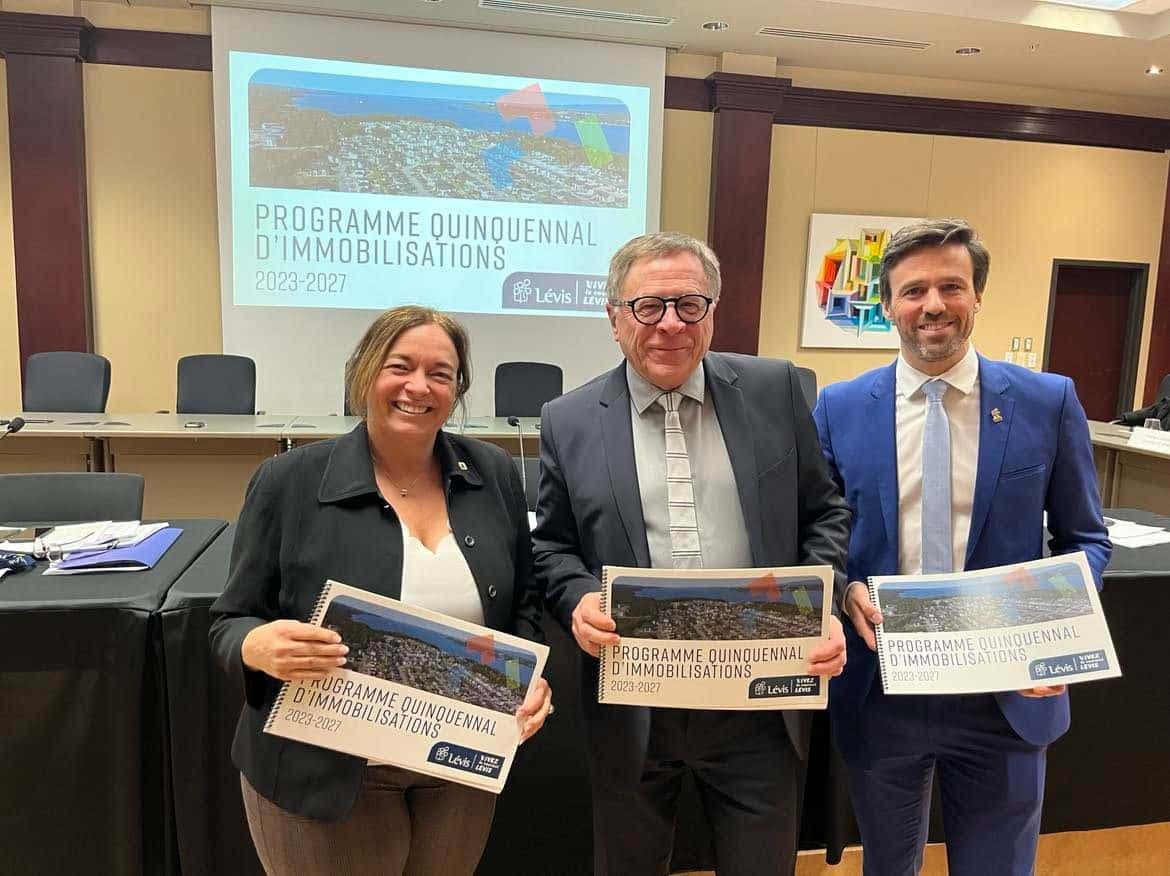 Lundi après-midi, le maire Gilles Lehouillier (au centre) était entouré de la conseillère municipale Isabelle Demers et du directeur général par intérim de la Ville, Dominic Deslauriers.