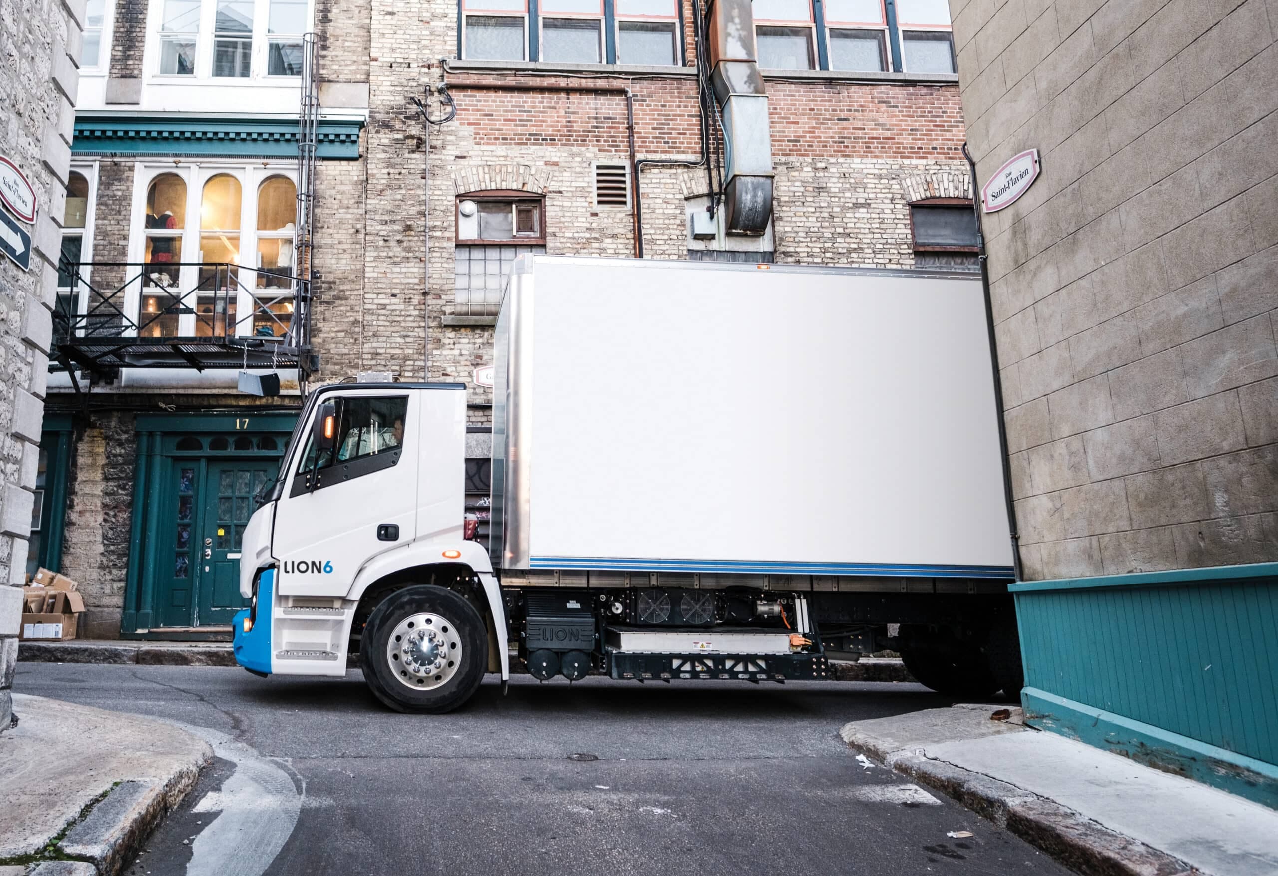 Un camion Lion6 circulant dans le Vieux-Québec.