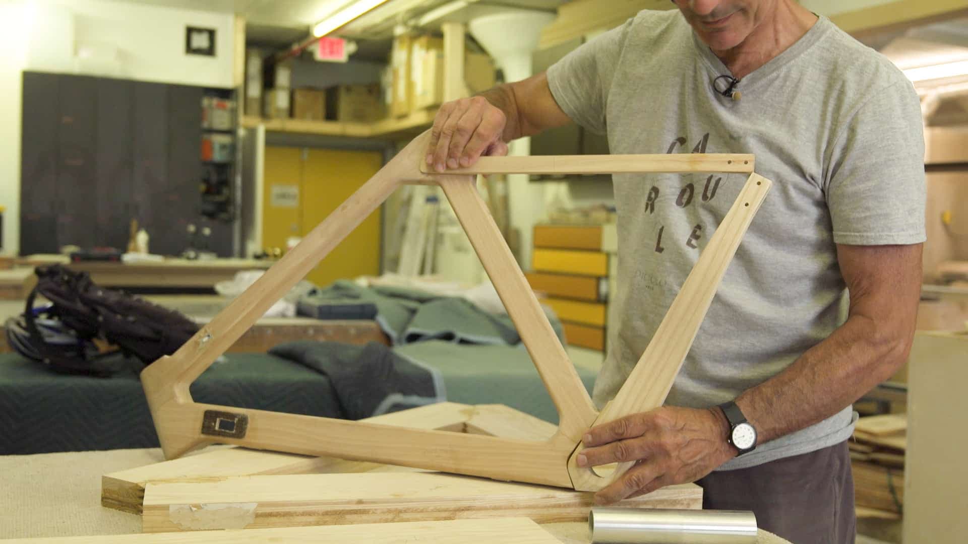 Lors de la confection, deux coques en bois sont formées et apposées l'une contre l'autre pour former le cadre.