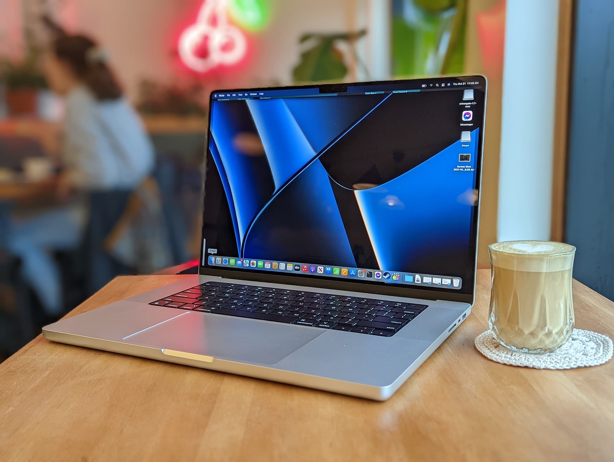 Inutile de traîner un chargeur pour utiliser le MacBook Pro 16 (2021) dans un café.