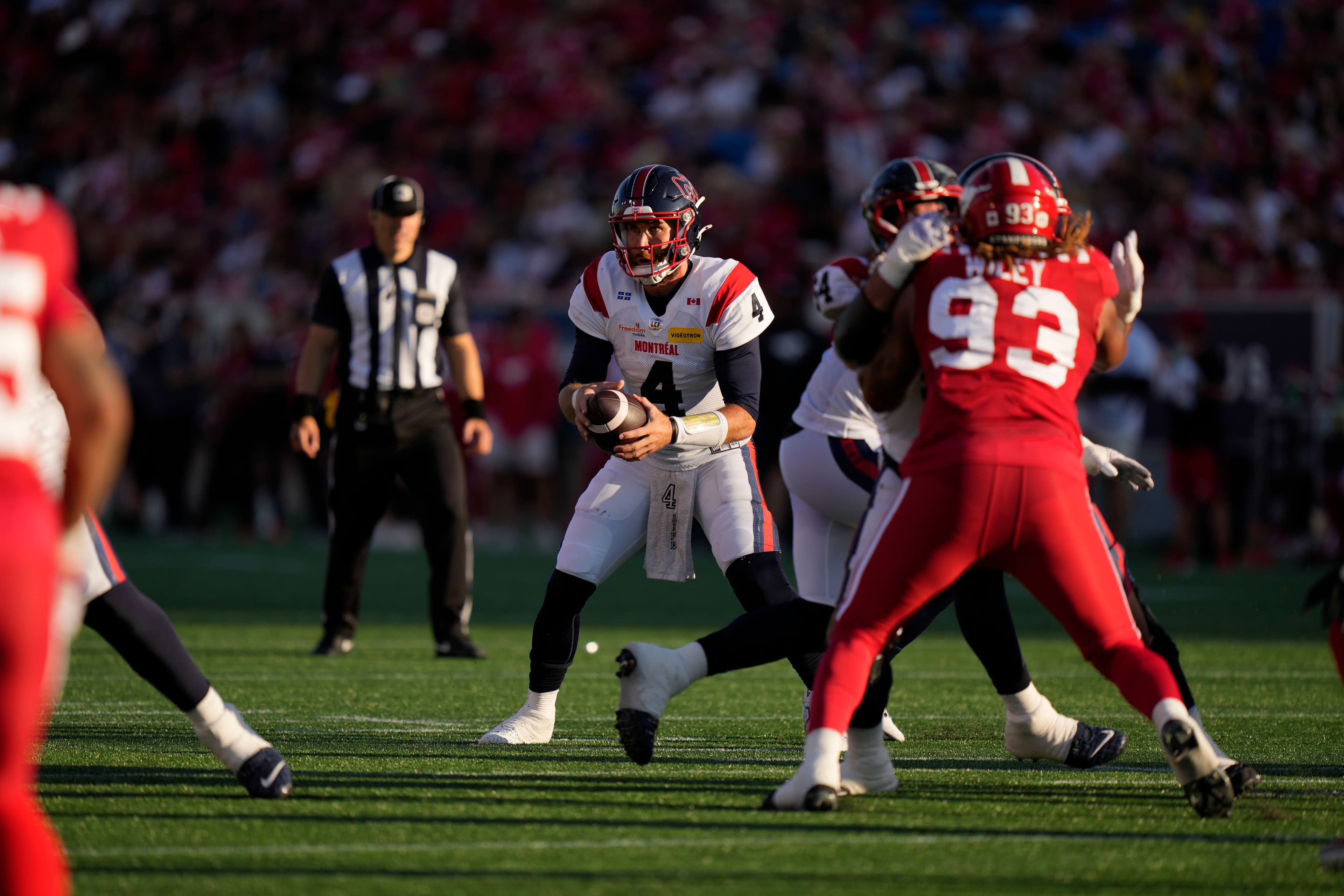 McLeod Bethel-Thompson, au poste de quart-arrière pour les Alouettes de Montréal, durant le match contre les Stampeders, le 24 juillet 2025, au stade McMahon, à Calgary.