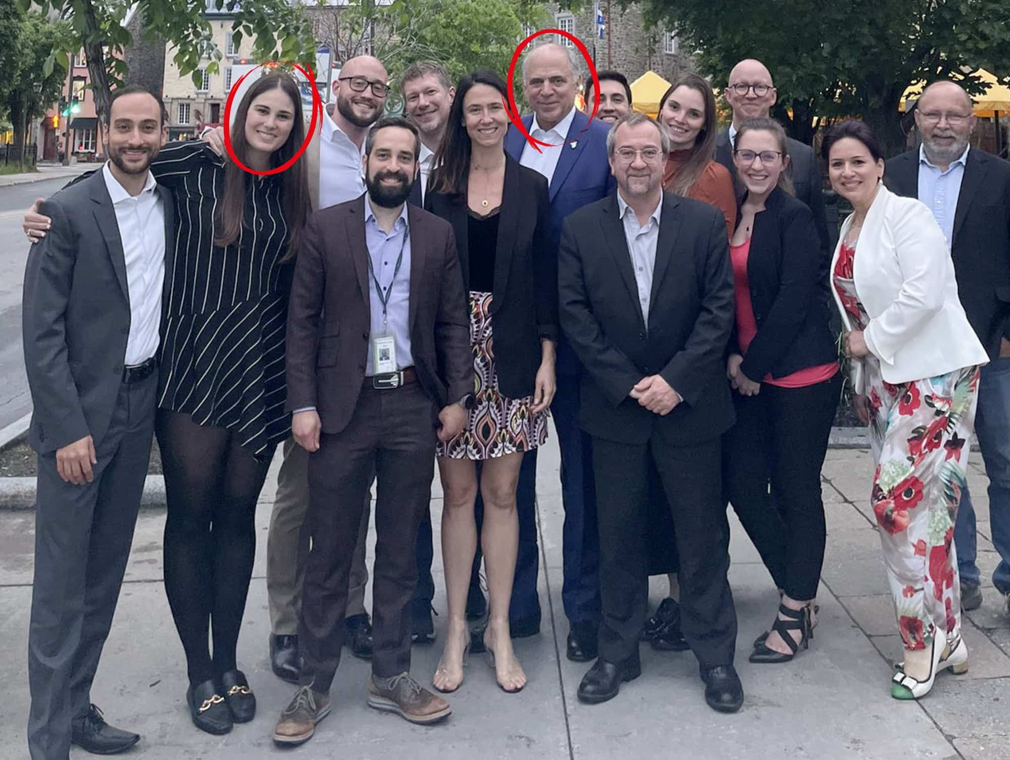 En juin 2022, le ministre Fitzgibbon (entouré à droite) a publié une photo de lui et de ses «collaborateurs des trois dernières années» à l’occasion d’un souper. Jeanne Olivier (entourée à gauche), une ancienne de McKinsey, faisait partie des convives.