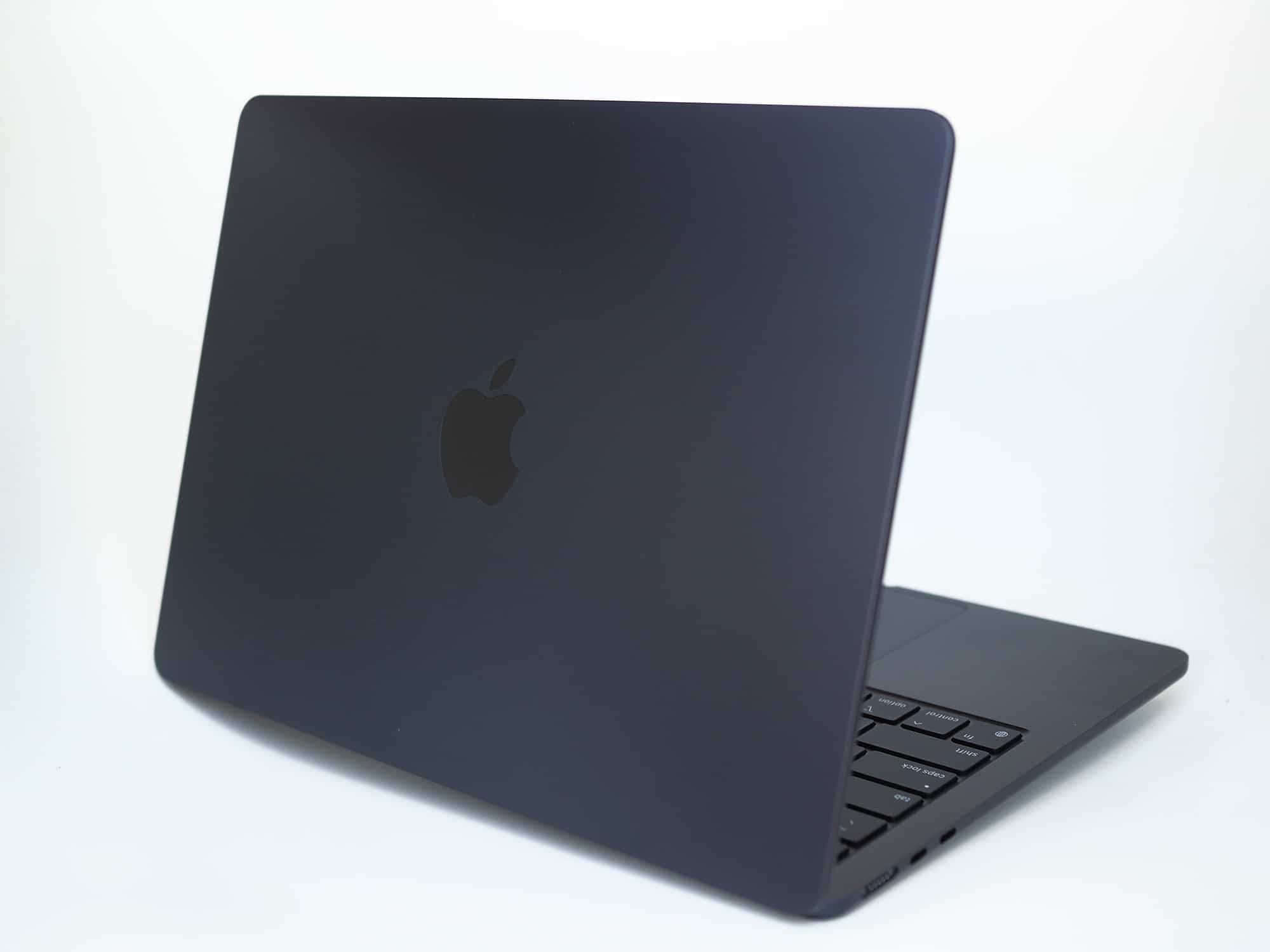 Le MacBook Air est offert en quatre couleurs, dont le « minuit », une sorte de bleu très foncé.