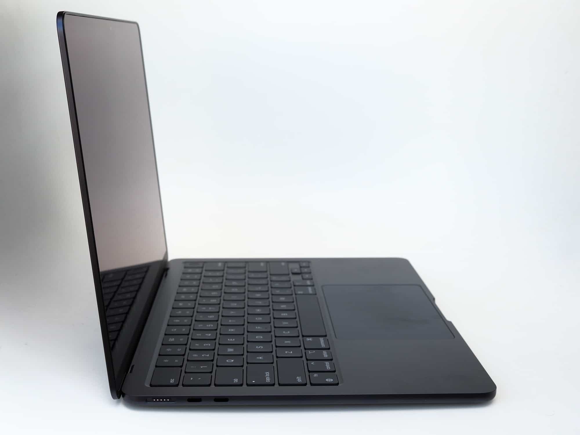 Le design du MacBook Air avec puce M2 s’inspire de celui des MacBook Pro 14 et 16 lancés l’année dernière.