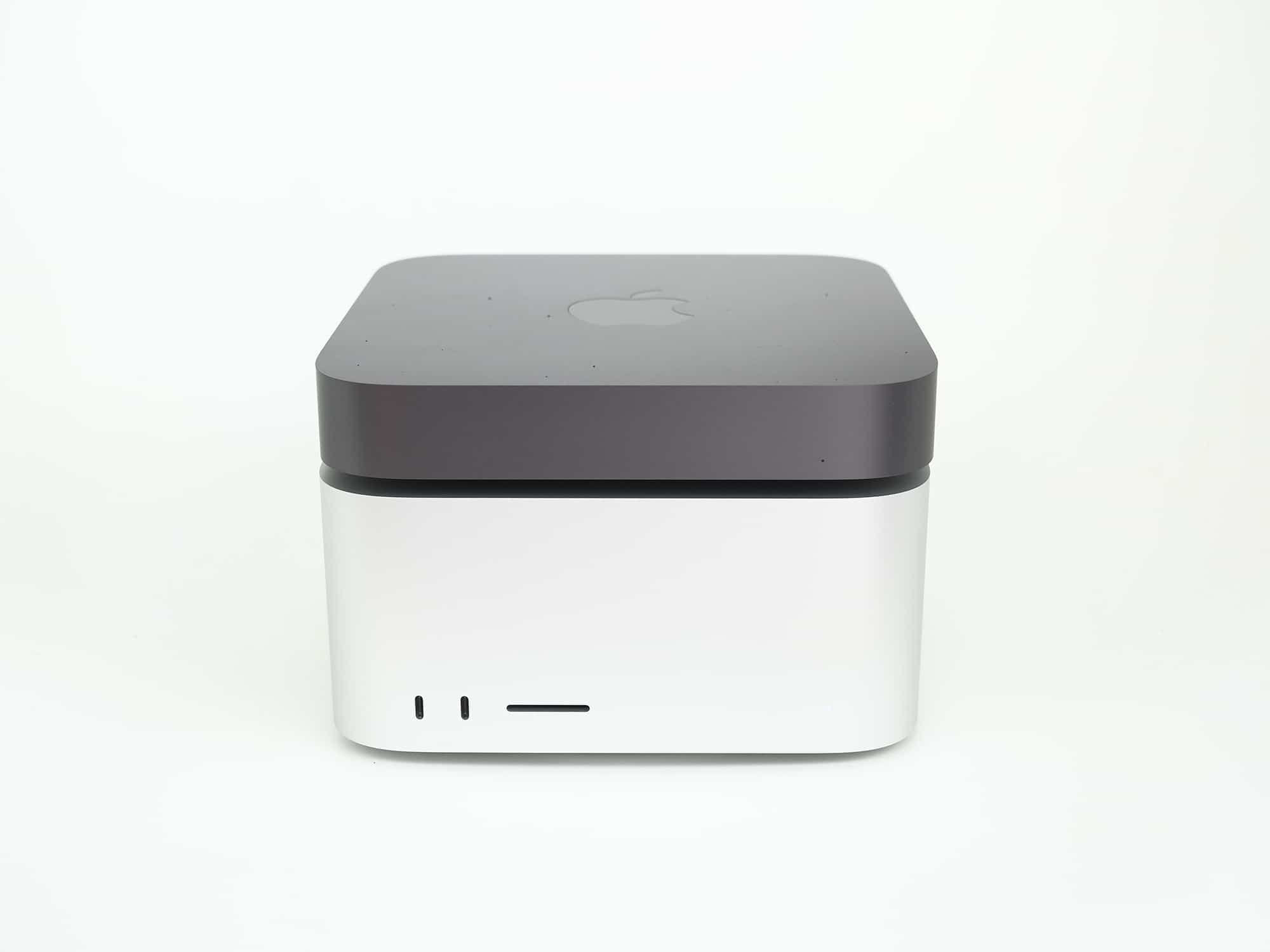 Le Mac Studio est de la même forme que le Mac mini, mais plus haut.