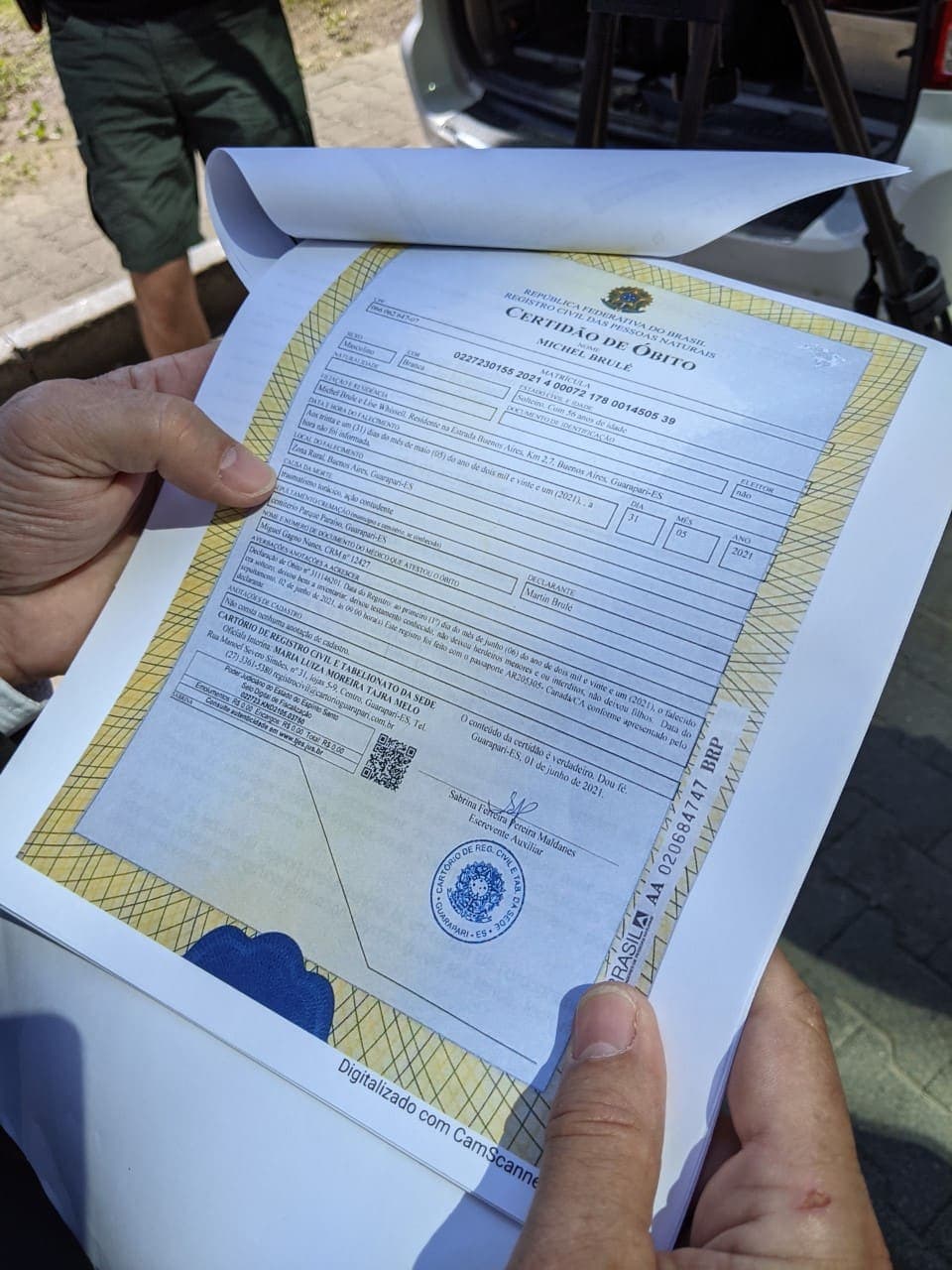 Sur le certificat de décès de Michel Brûlé, fourni par le frère de ce dernier, on peut lire que l'homme serait mort des suites d'un «traumatisme thoracique».