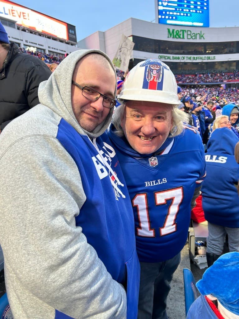Bob Genest, avec son fils Bobby à sa gauche, demeure loyal à la cause des Bills.
