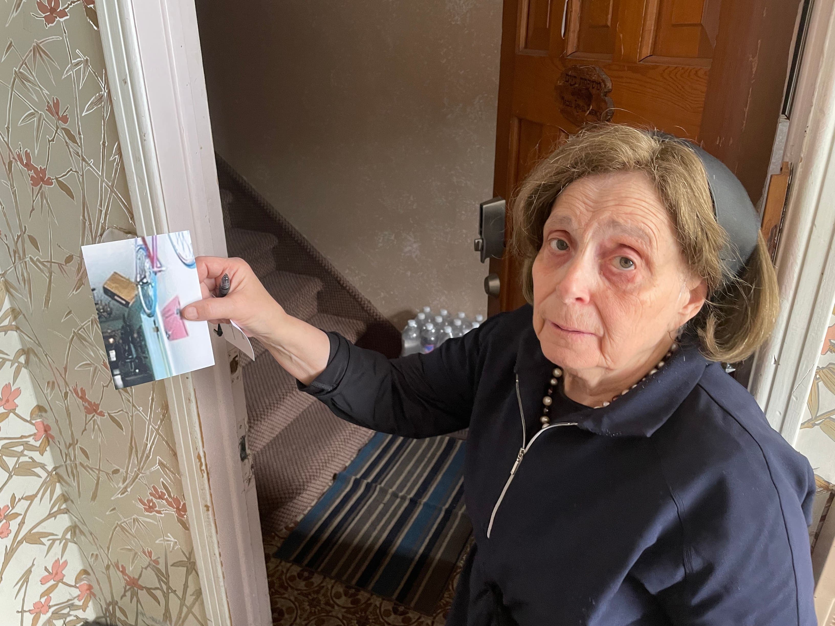 Judith Baum et son conjoint, Jacob Baum, ont été condamnés à verser 43 000$ à une locataire expulsée illégalement. Mme Baum tient ici une photo de l'appartement de son ancienne locataire, Marielle Levine. Elle montre un cliché sur lequel on retrouve plusieurs bicyclettes dans l'appartement de Mme Levine, ce qui prouve, selon elle, que sa locataire exploitait illégalement un «commerce de réparations de vélos» dans son logement.