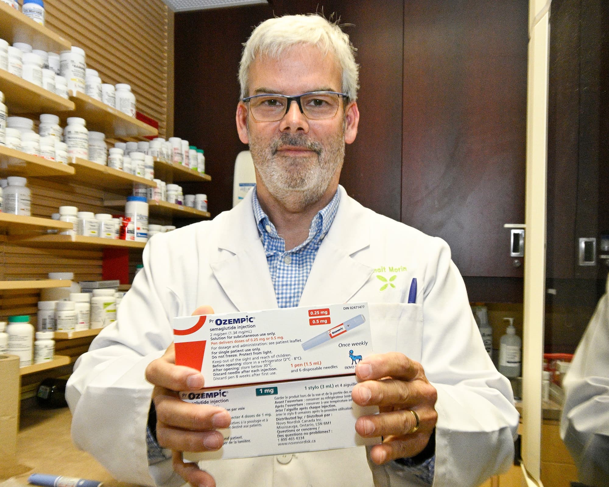 Benoit Morin, président de l'Association québécoise des pharmaciens propriétaires, présente une boîte contenant le stylo d'injection du médicament Ozempic.