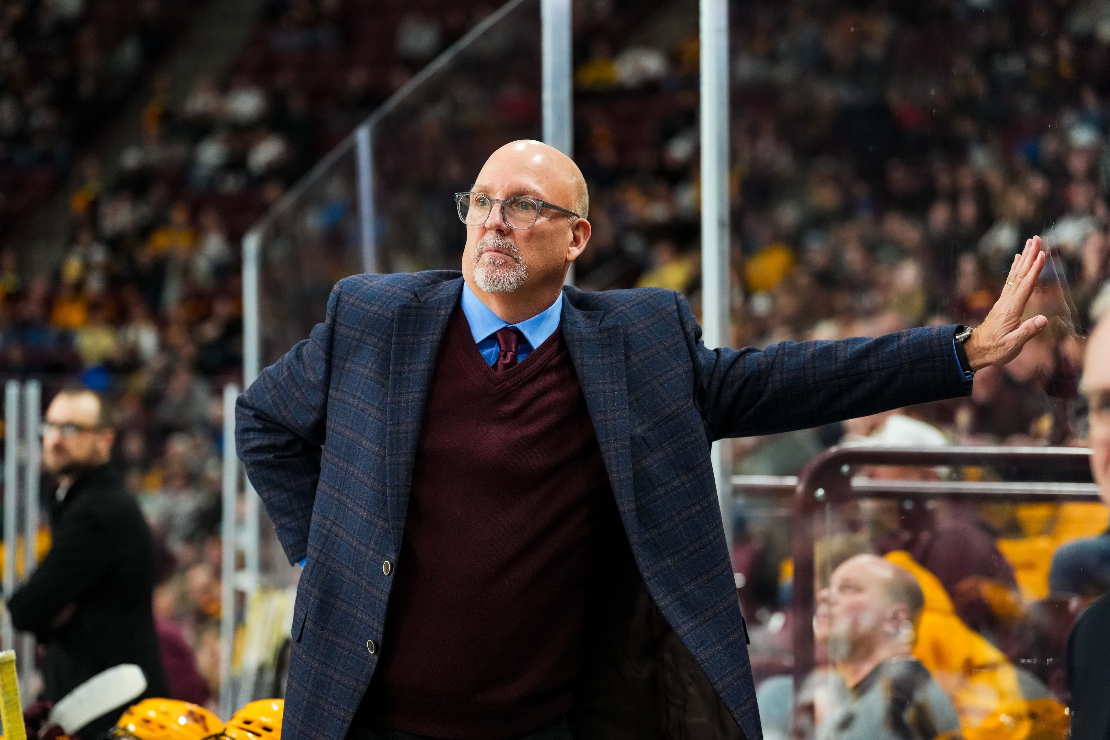 L’entraîneur-chef des Golden Gophers de l’Université du Minnesota, Bob Motzko.
