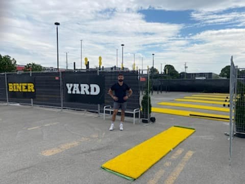 Nicolas Biniek, propriétaire du centre de conditionnement Biner Gym, situé à Montréal, est impatient de revoir ses clients le 7 juin dans son nouveau concept extérieur nommé La Cour à Biner (Biner Yard).