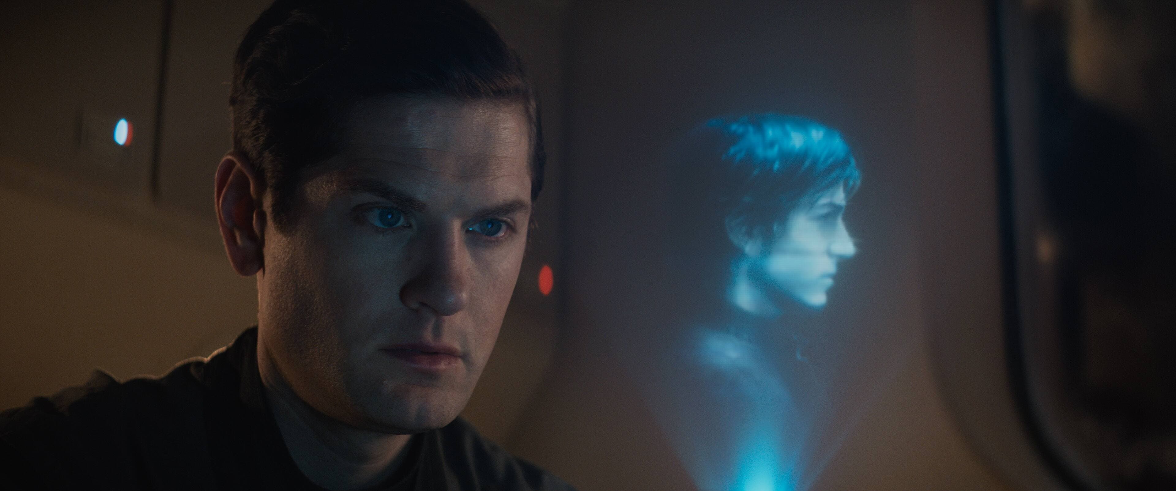 Syril Karn (Kyle Soller) et Cassian Andor (Diego Luna) dans Andor (2022)
