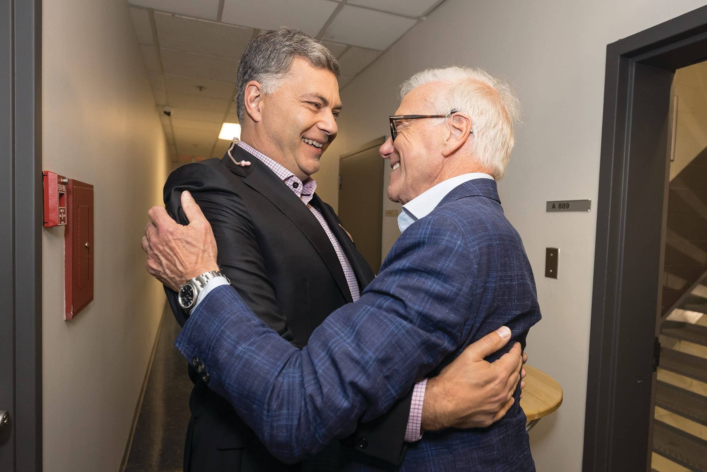Au fil des ans, Mario Dumont et lui ont tissé une amitié solide. Lui aussi l’attendait caché derrière une porte.