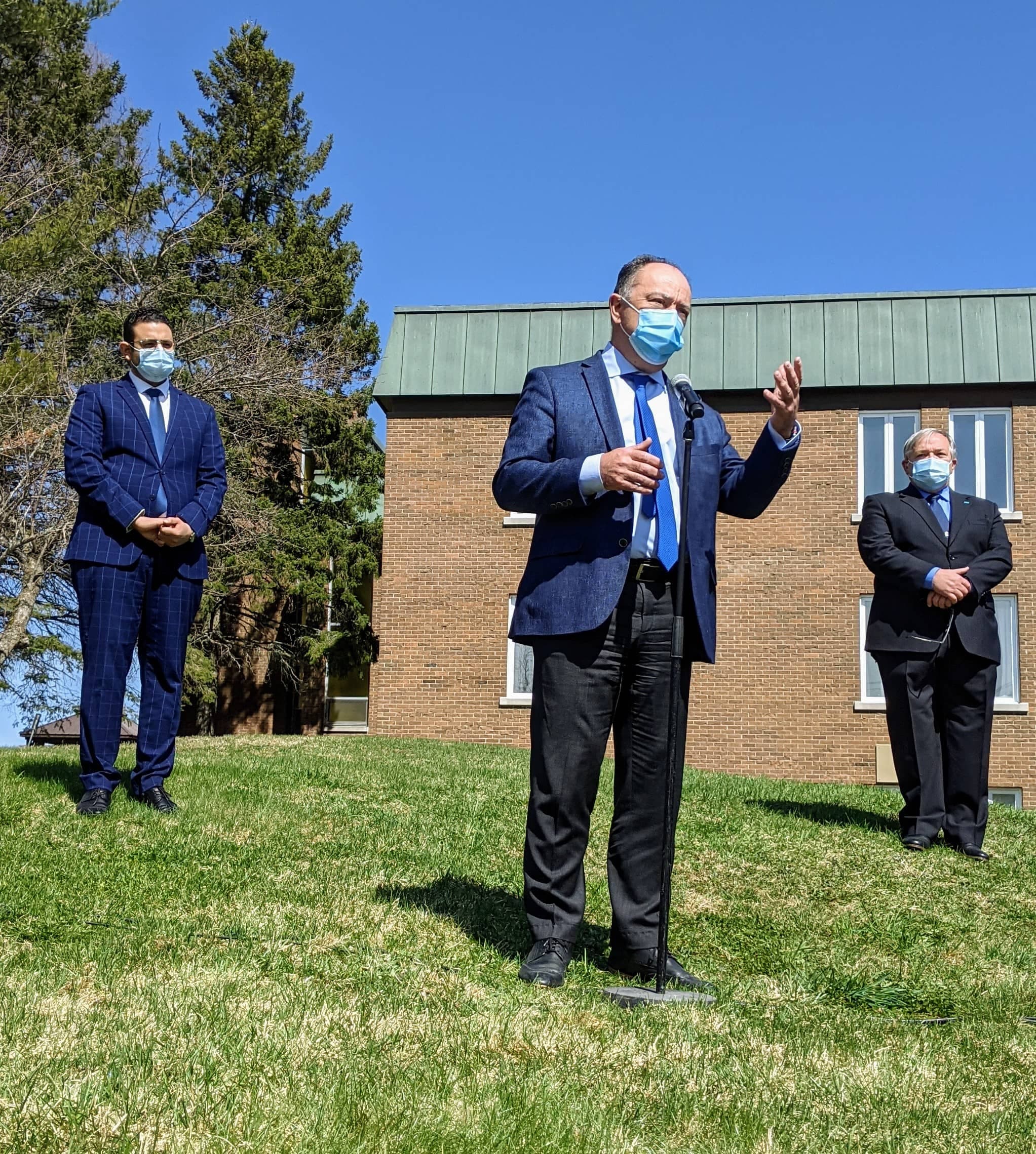 Avec les députés locaux Samuel Poulin et Luc Provençal, le ministre de la Santé, Christian Dubé, a exigé un effort collectif des citoyens de la Beauce, aux prises avec un taux de contamination alarmant et plusieurs éclosions.