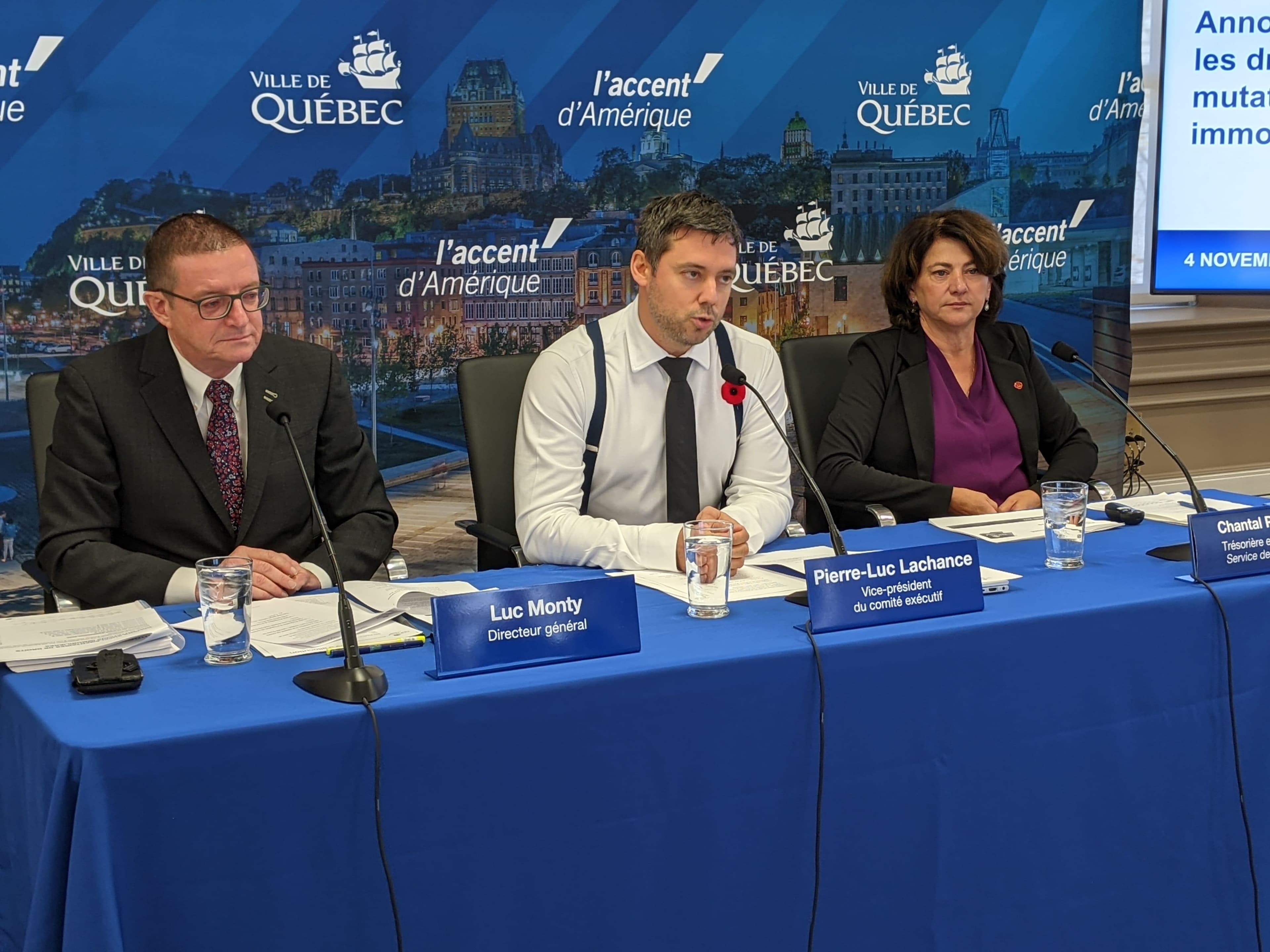 Luc Monty, directeur général de la Ville de Québec, Pierre-Luc Lachance, vice-président du comité exécutif et Chantal Pineault, trésorière et directrice des finances, vendredi matin, lors de l’annonce de l’augmentation des taux de la taxe de bienvenue.