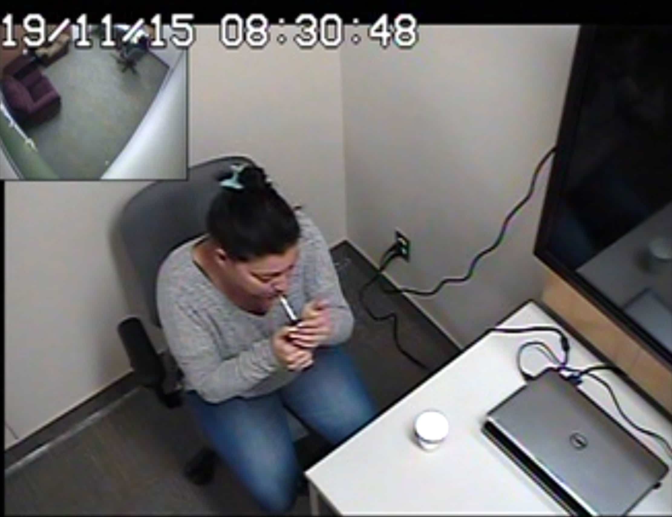 Alexandra Mongeau s’allume une cigarette dans une salle d’interrogatoire au quartier général de la Sûreté du Québec.