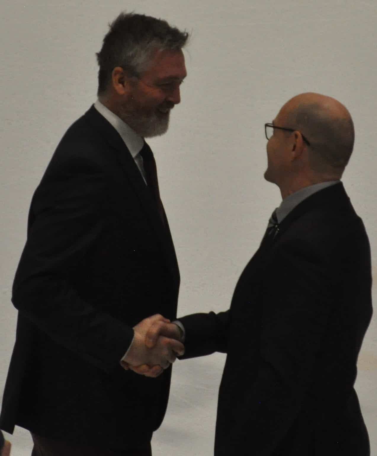 Serge Beausoleil félicitait son homologue des Remparts, Patrick Roy, après l’élimination des siens, mercredi dernier.