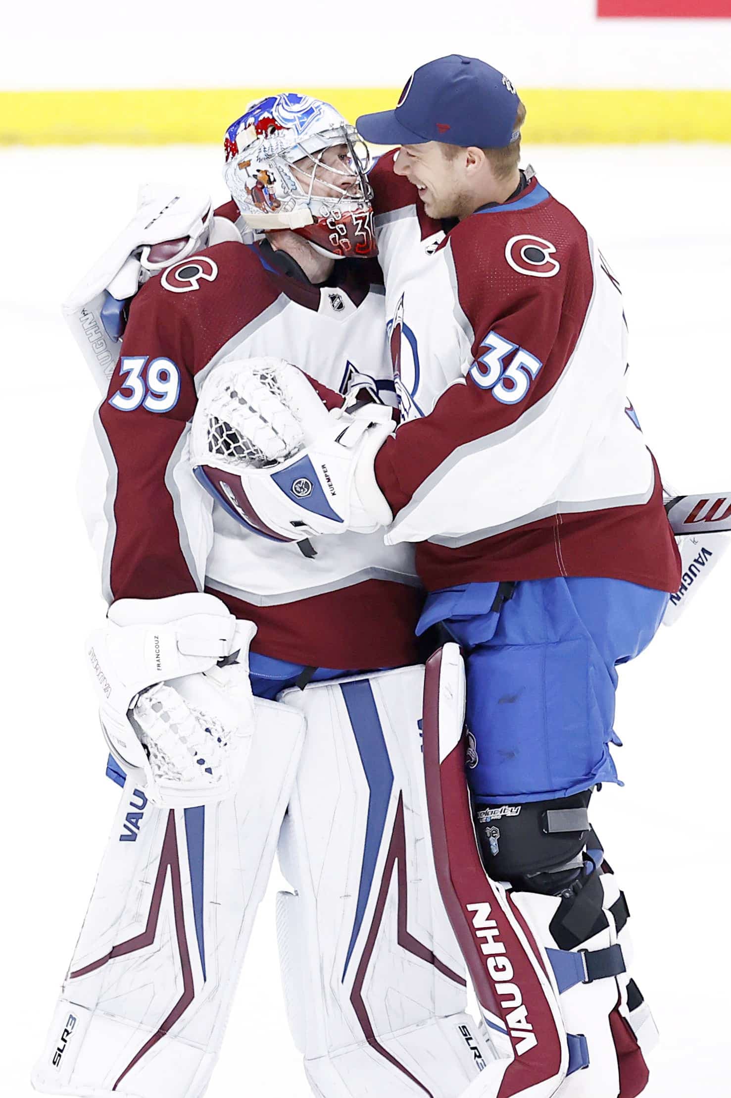 Pavel Francouz (à gauche) et Darcy Kuemper se sont partagé le travail devant la cage de l’Avalanche depuis le début des présentes séries.