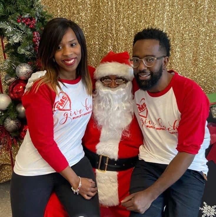 Angie Chérubin et son époux Greg Pradel (à droite) posent avec Stevens Sarazin, qui incarne le père Noël.