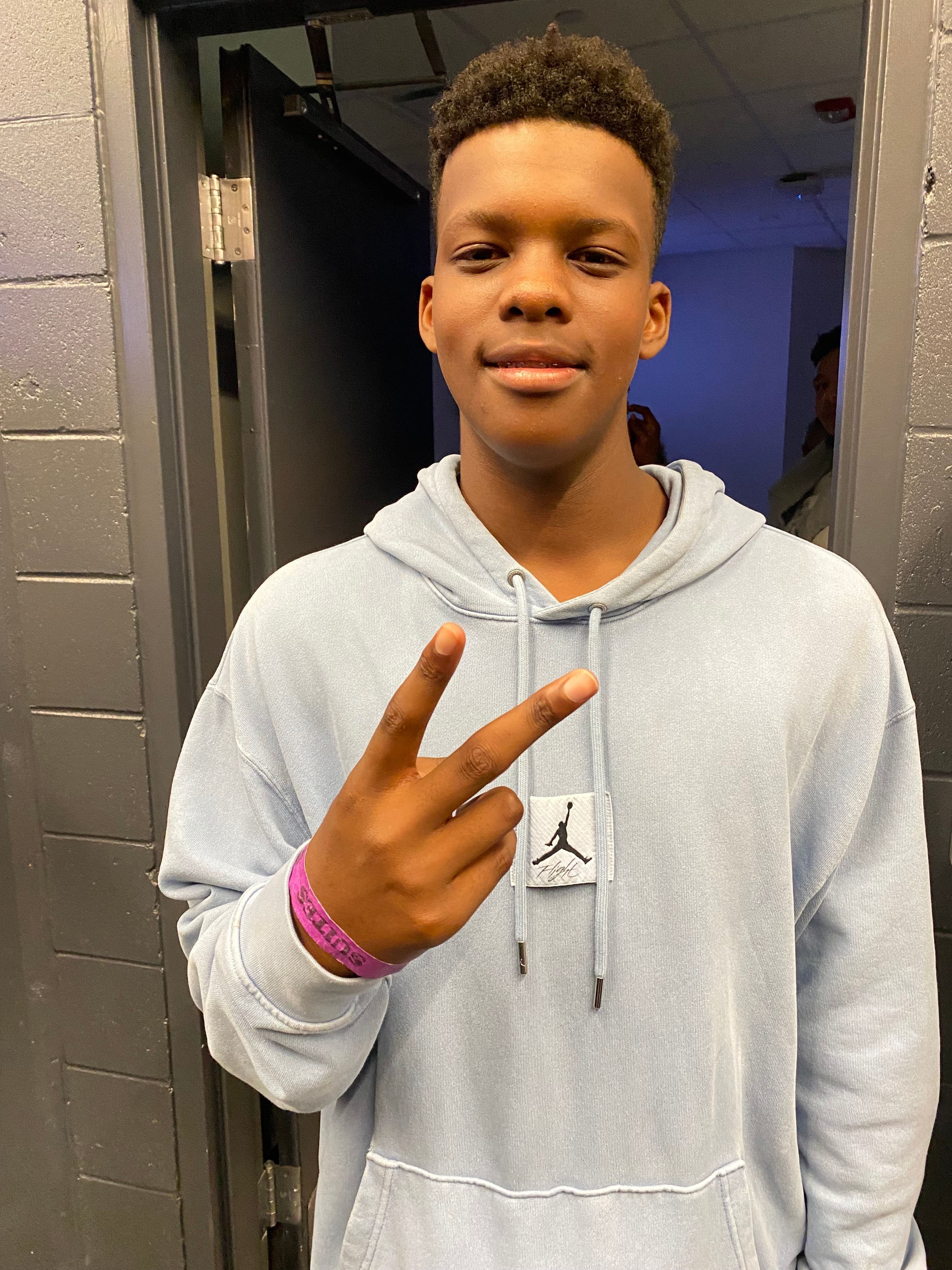 Pedro Guerrero, 14 ans, est le plus jeune fils de l’ancien joueur des Expos Vladimir Guerrero. Il a fait le voyage en provenance de la République dominicaine jusqu’au Rogers Centre, le vendredi 24 octobre 2025, à Toronto, pour assister au premier match de la Série mondiale opposant les Blue Jays aux Dodgers de Los Angeles.
