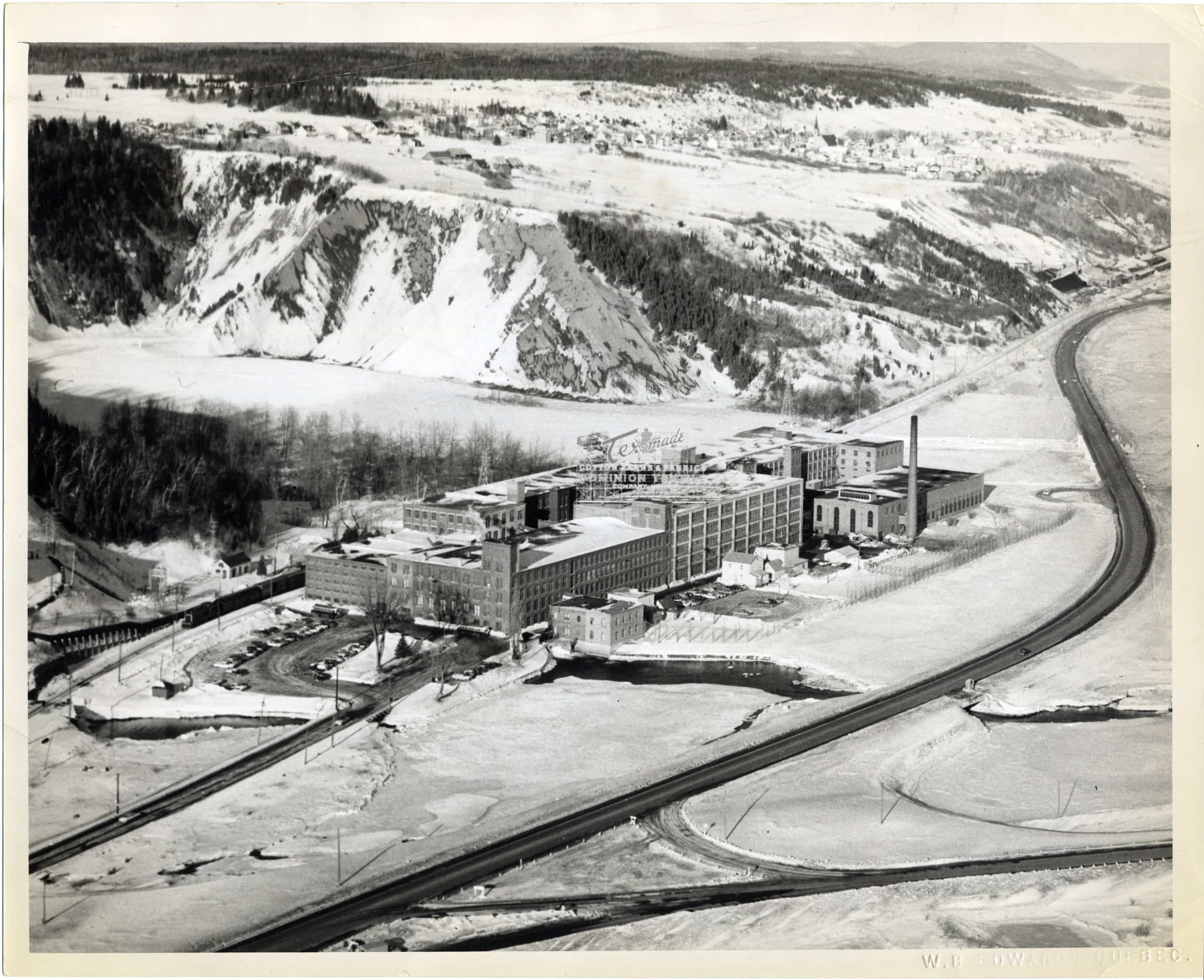 Usine de la Dominion Textile Company Limited - Tex-Made, au pied de la chute Montmorency en hiver, vers 1950.