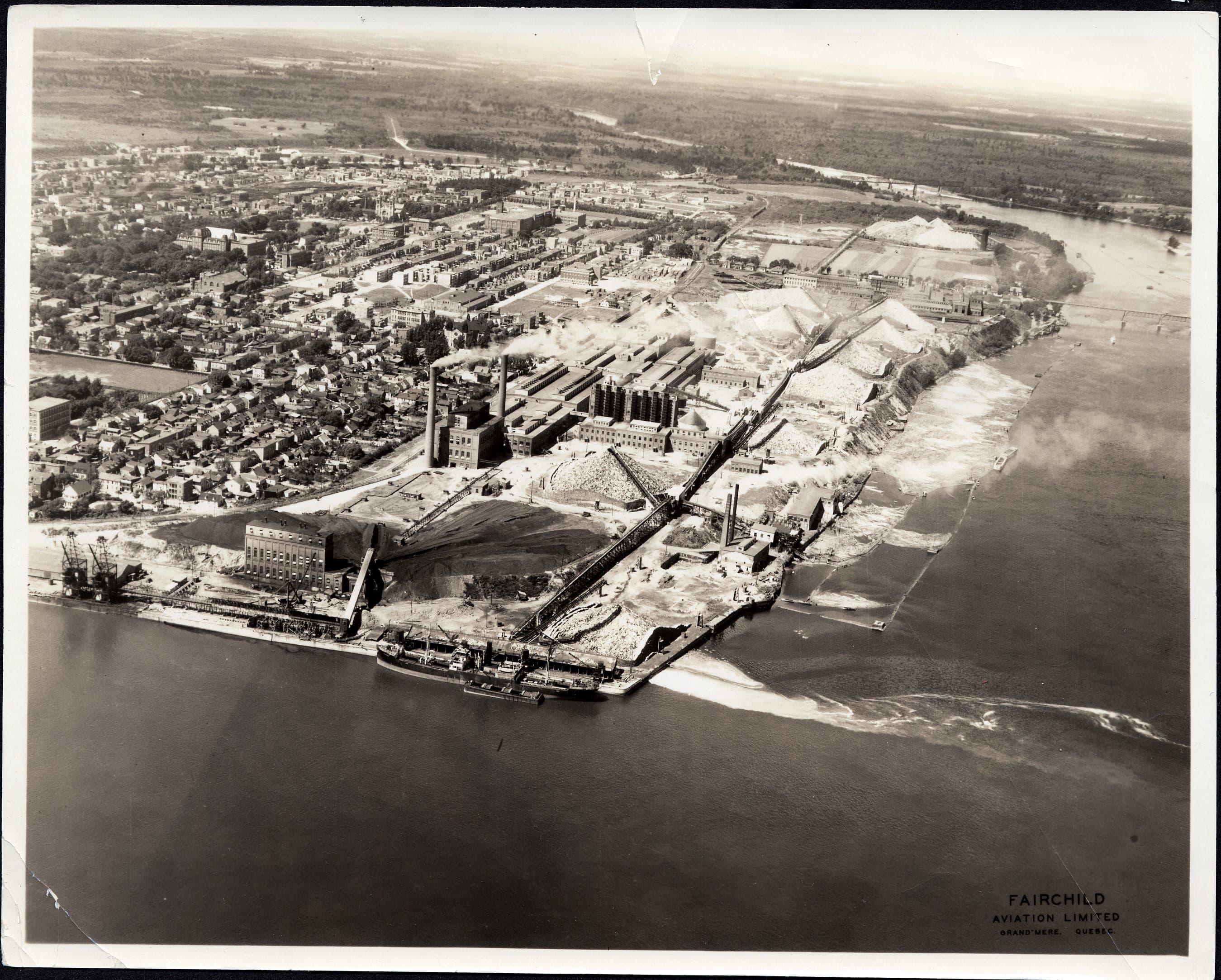 La ville de Trois-Rivières, le fleuve Saint-Laurent, la rivière Saint-Maurice et les papetières: The Canadian International Paper Company, St. Maurice Paper Co Ltd et la Canada Iron Founderies Ltd, 1928.