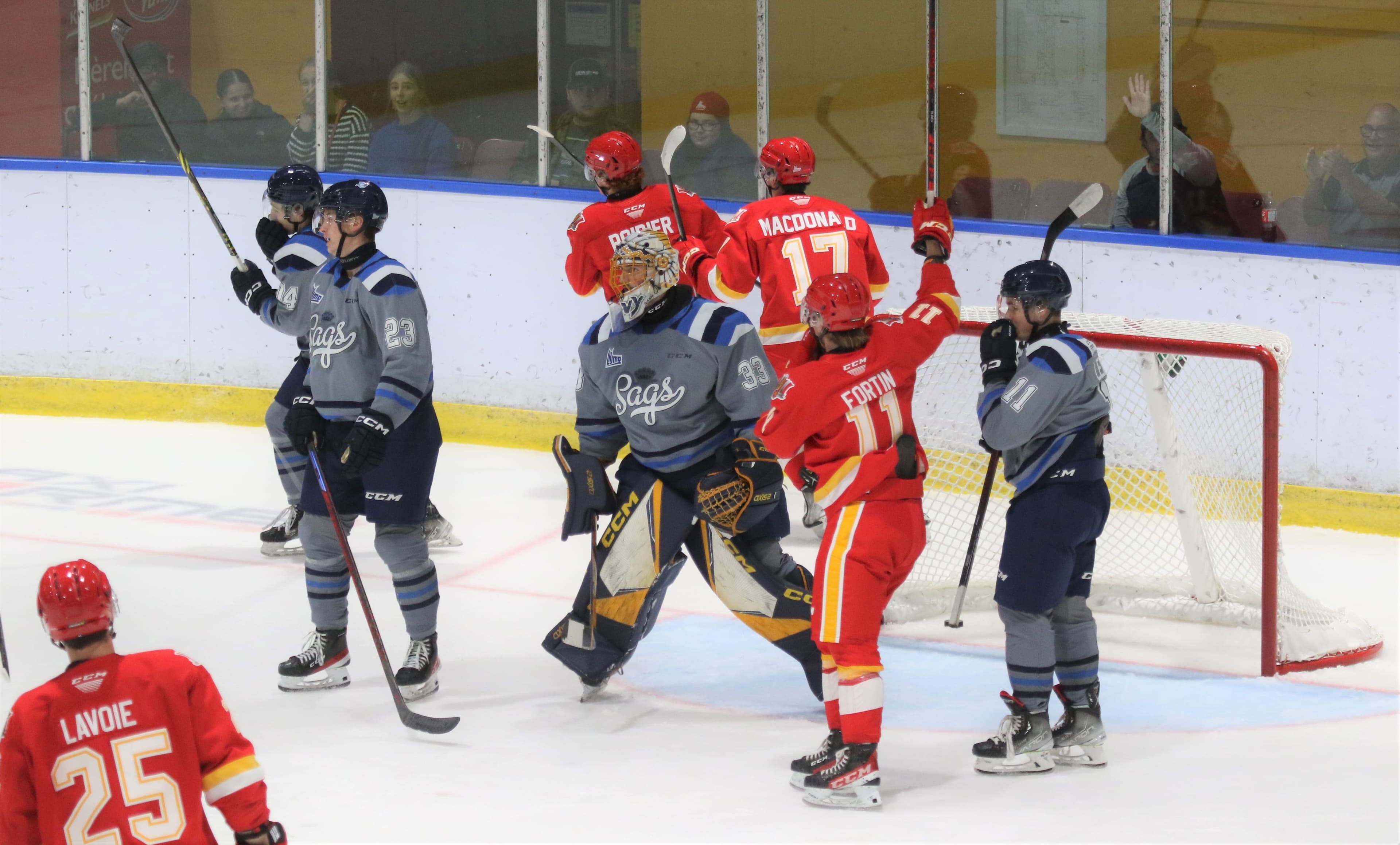 Mené en attaque par Justin Poirier et Xavier Fortin (11), le Drakkar de Baie-Comeau l’a facilement emporté 7-1, samedi, face aux Saguenéens de Chicoutimi.