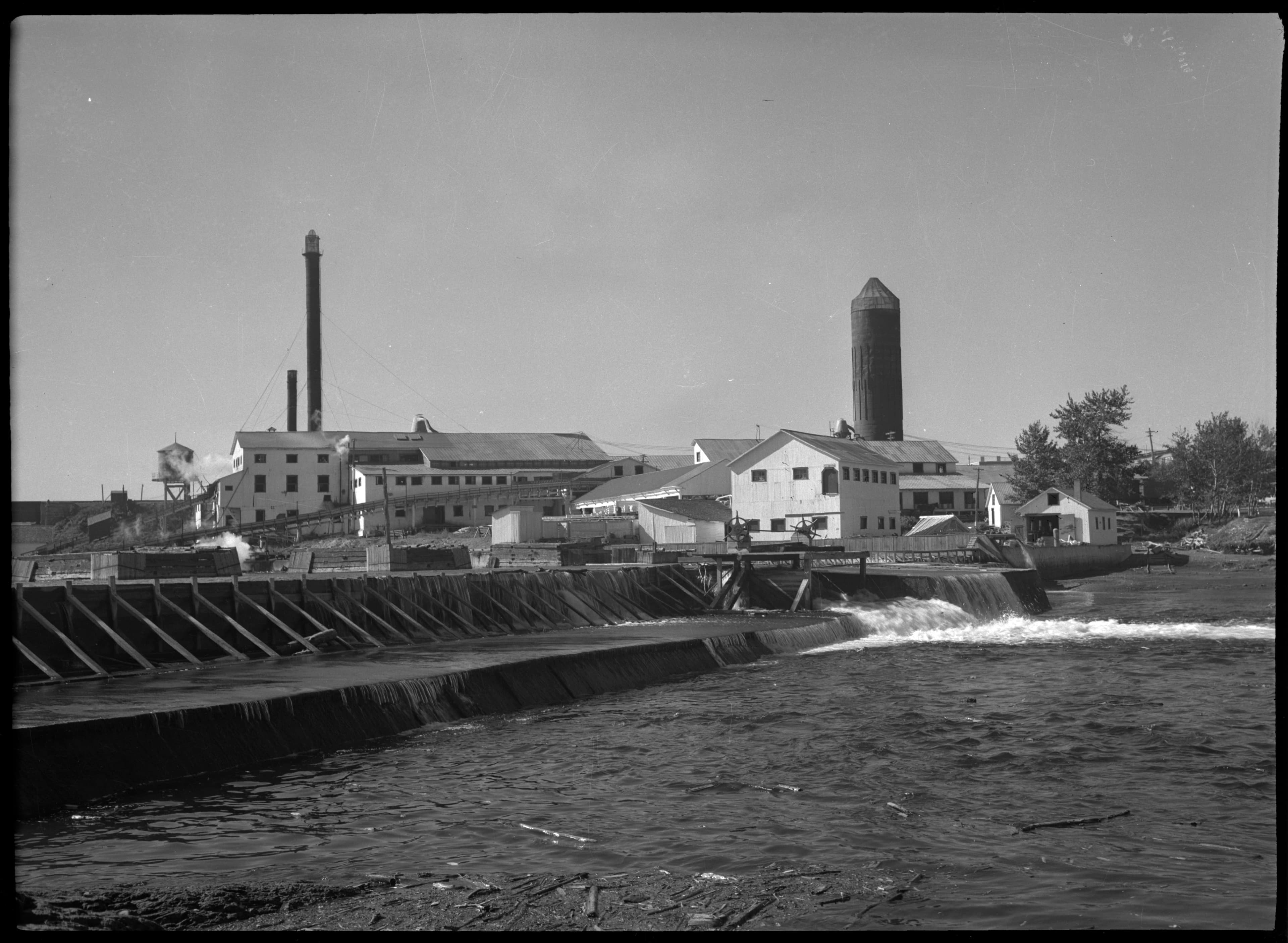 Moulin et écluse à la scierie Price Brothers à Rimouski, 1944.