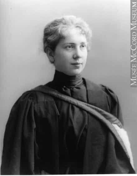 Harriet Brooks en 1898 alors qu’elle reçoit son diplôme de baccalauréat en mathématiques et philosophie de l’Université McGill.
