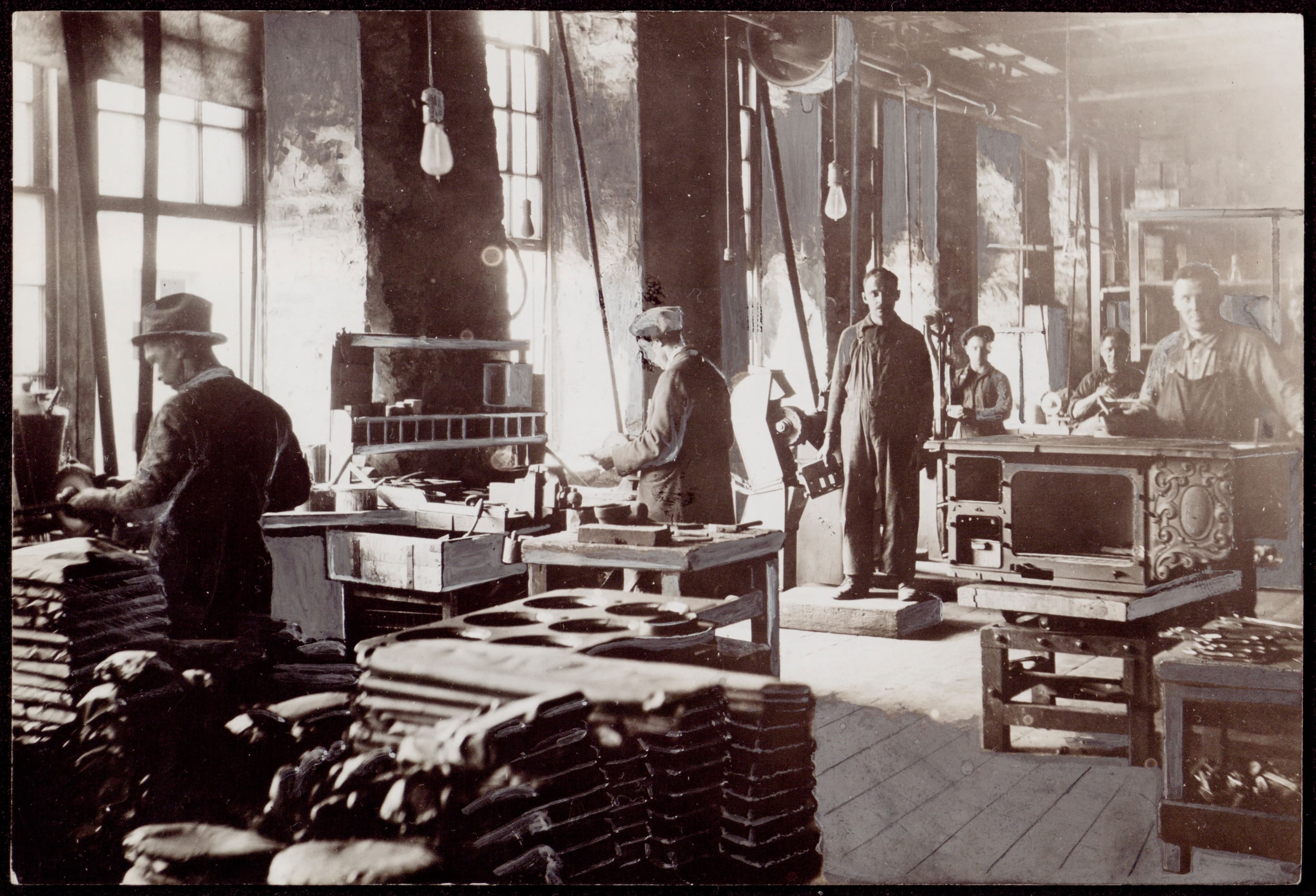 L’assemblage des poêles et fournaises. Cette vue ne montre qu’un tiers du département, 6 août 1921.