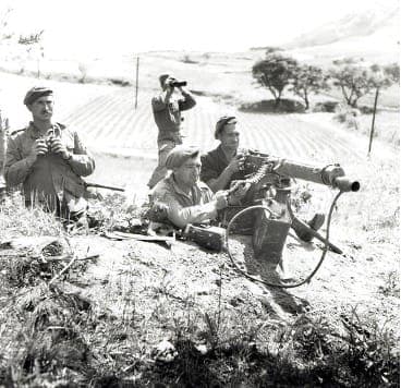 Des artilleurs canadiens lors de la guerre de Corée, en mai 1951.