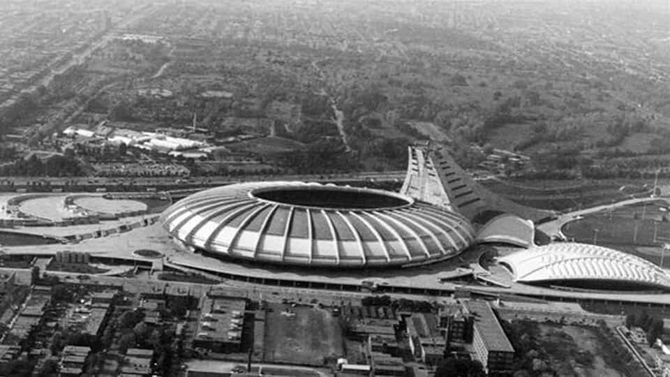Le Stade olympique avant le parachèvement de la tour.