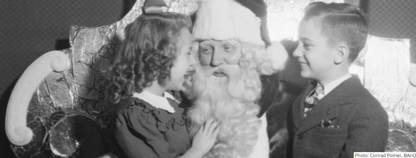 Enfant assise sur les genoux du père Noël au magasin Eaton