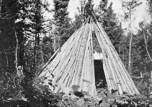 Un wigwam mi'kmaq.
Il est utilisé par les chasseurs et les trappeurs au début du 20e siècle.