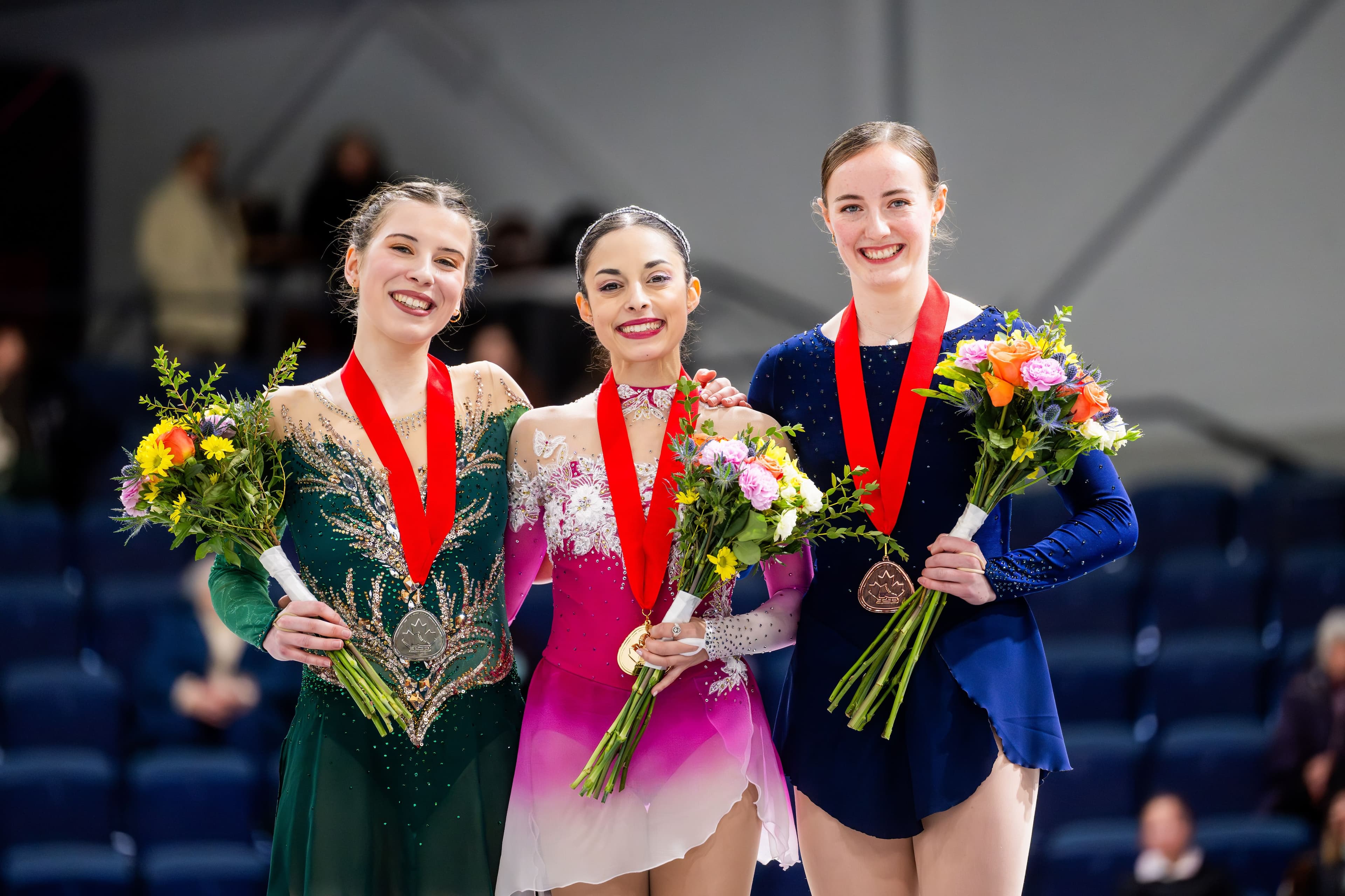 Sara-Maude Dupuis, médaillée d'argent, Madeline Schizas (or) et Katherine Medland Spence (bronze) ont grimpé sur le podium, le dimanche 19 janvier 2025, à l'issue de l'épreuve féminine senior des Championnats canadiens de patinage artistique tenus à Laval.
