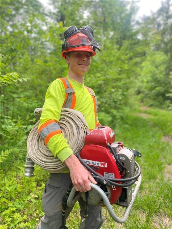 Charles Mainville souhaite exercer le métier de pompier forestier pour aider les communautés du Québec.